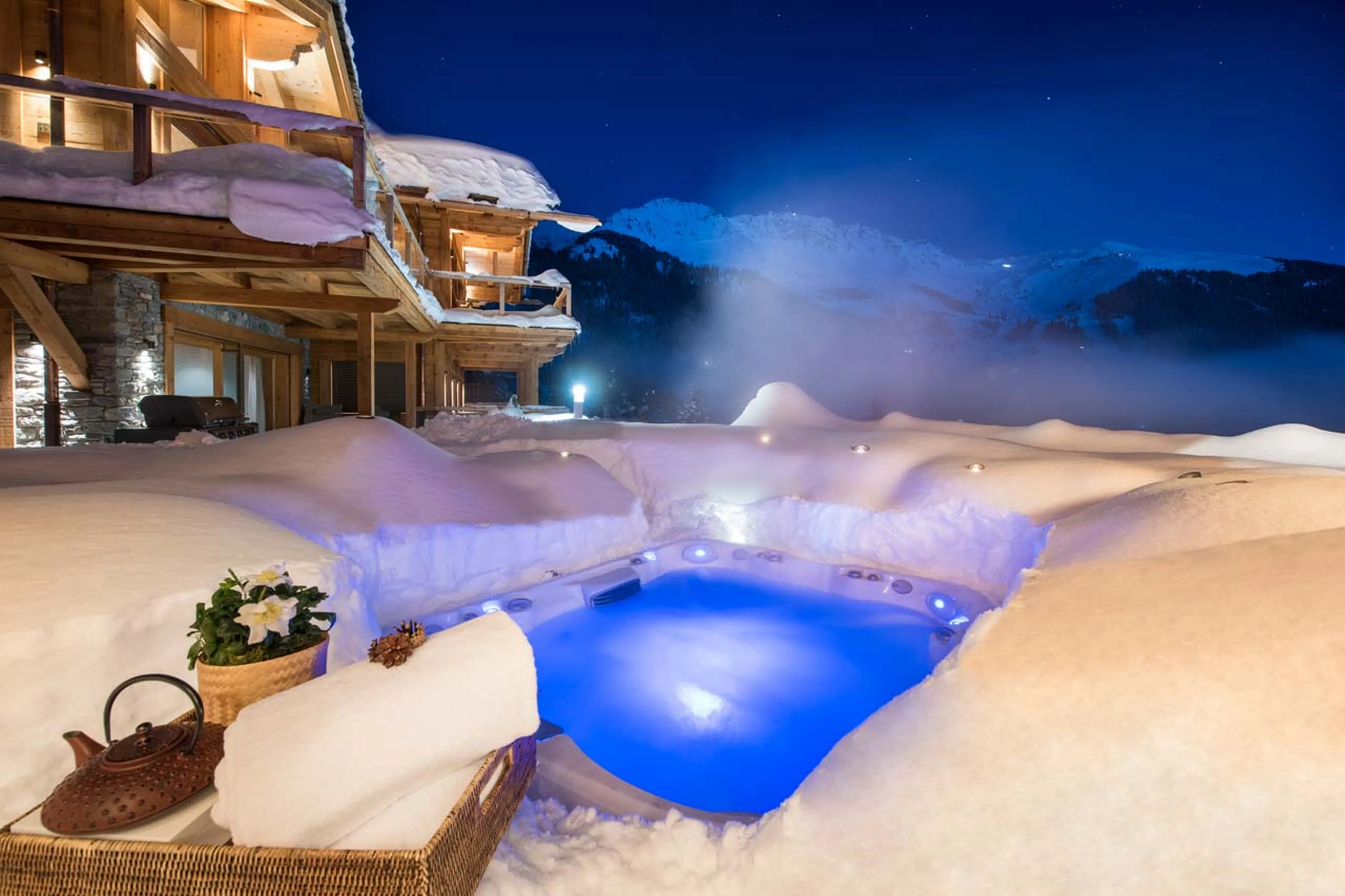 Outdoor hot tub on terrace of Chalet Les Etrennes in Verbier