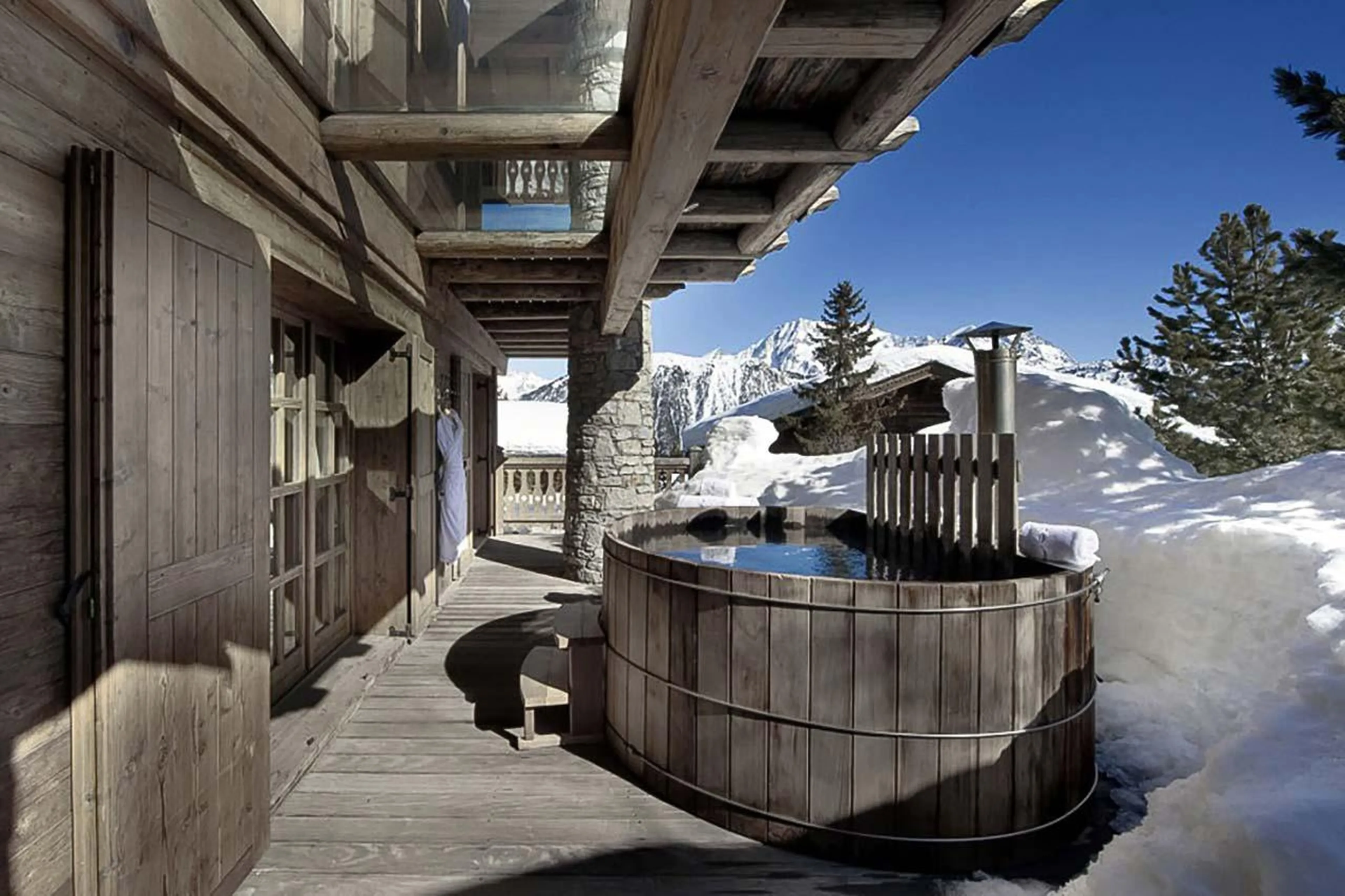 Outdoor hot tub of  Chalet Les Sorbiers in Courchevel 1850