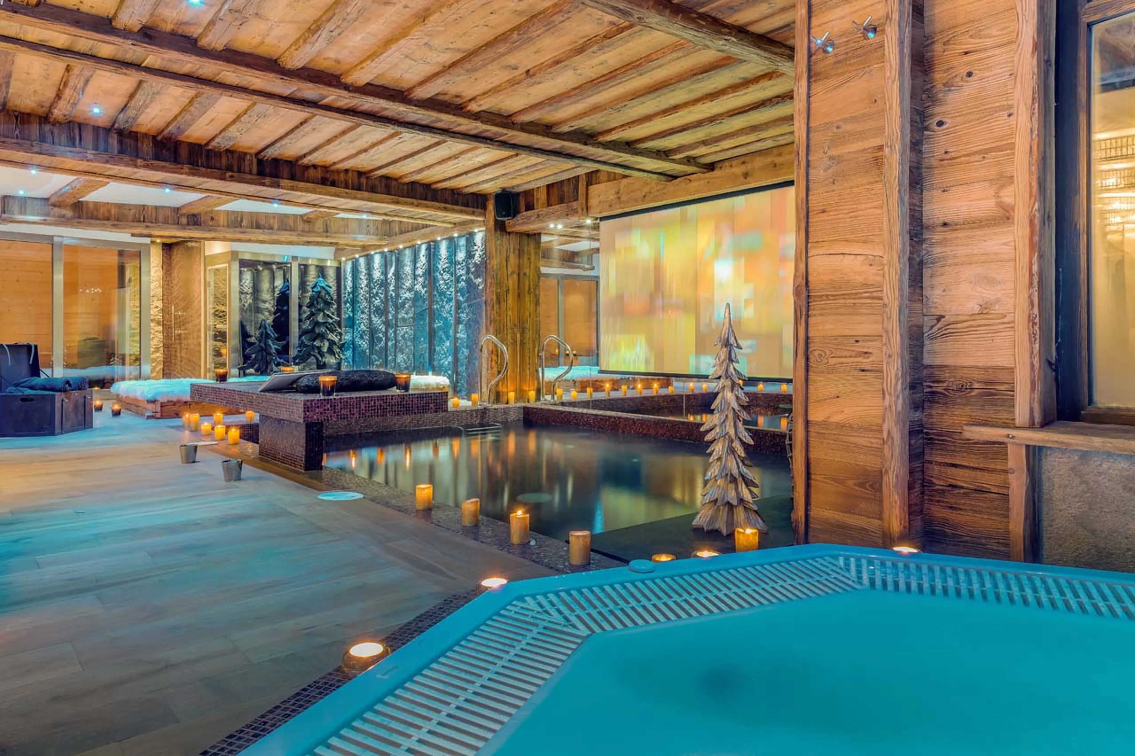 In the wellness area of Chalet Lhotse in Val d’ Isere there are a sauna, hammam and indoor Jacuzzi