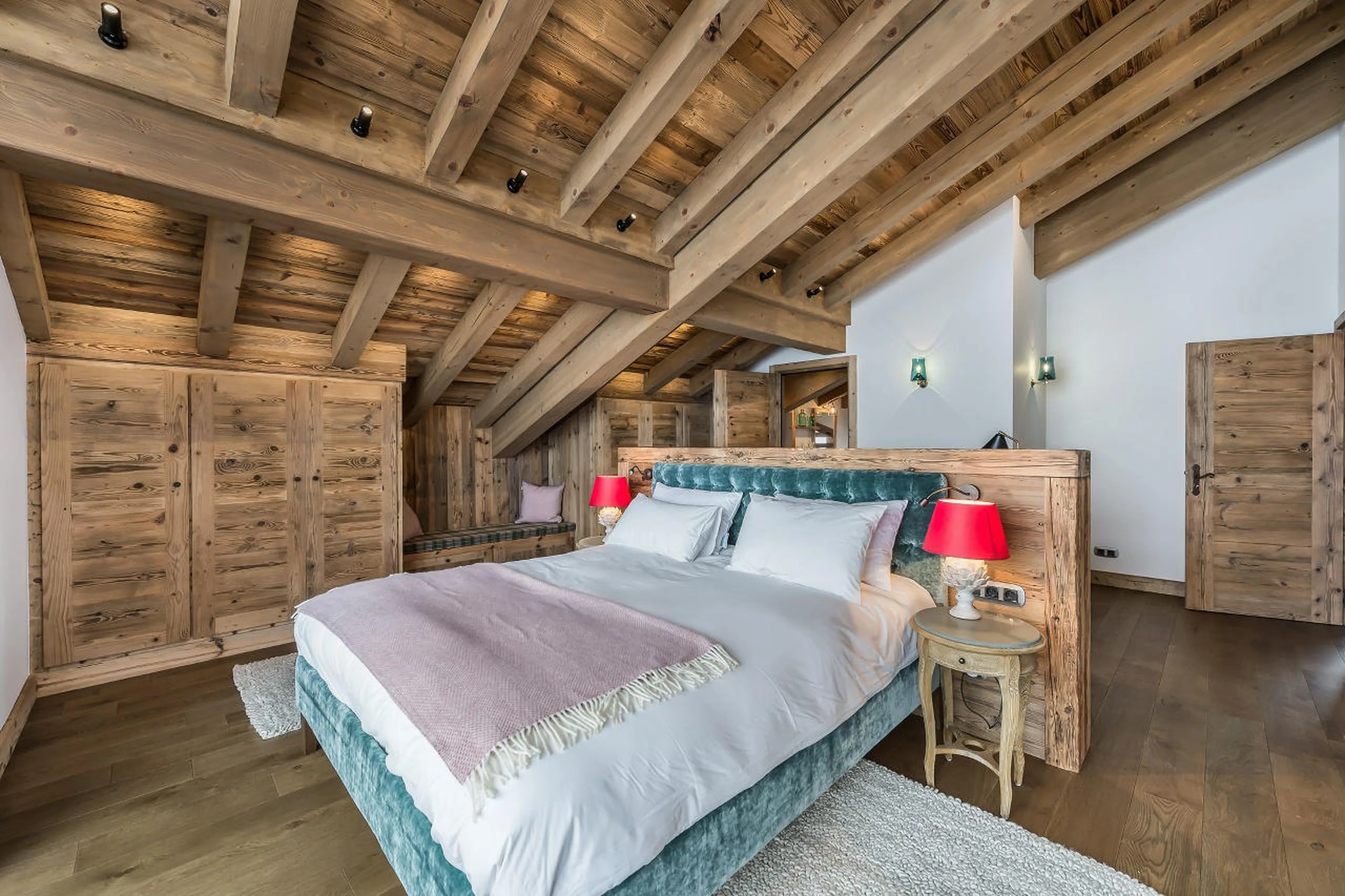 Double master bedroom with dressing and office areas in Chalet Libellule in Courchevel 1650