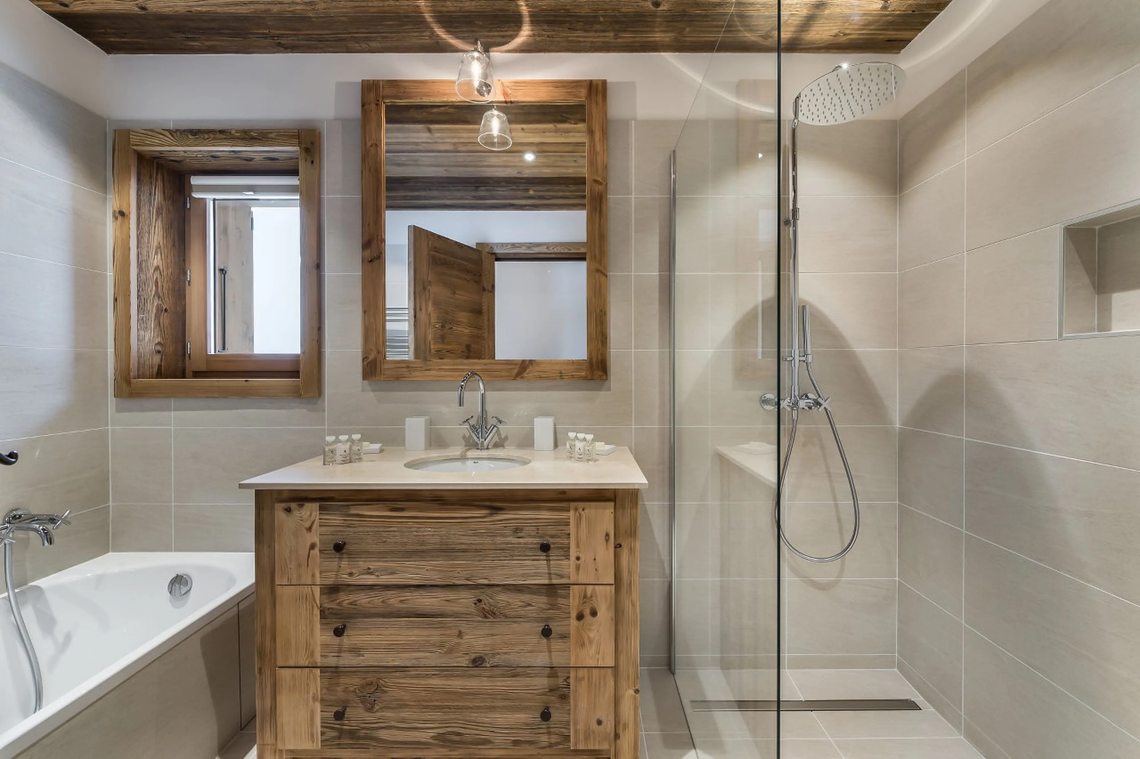 En-suite bathroom with bath and shower in Chalet Libellule in Courchevel in 1650