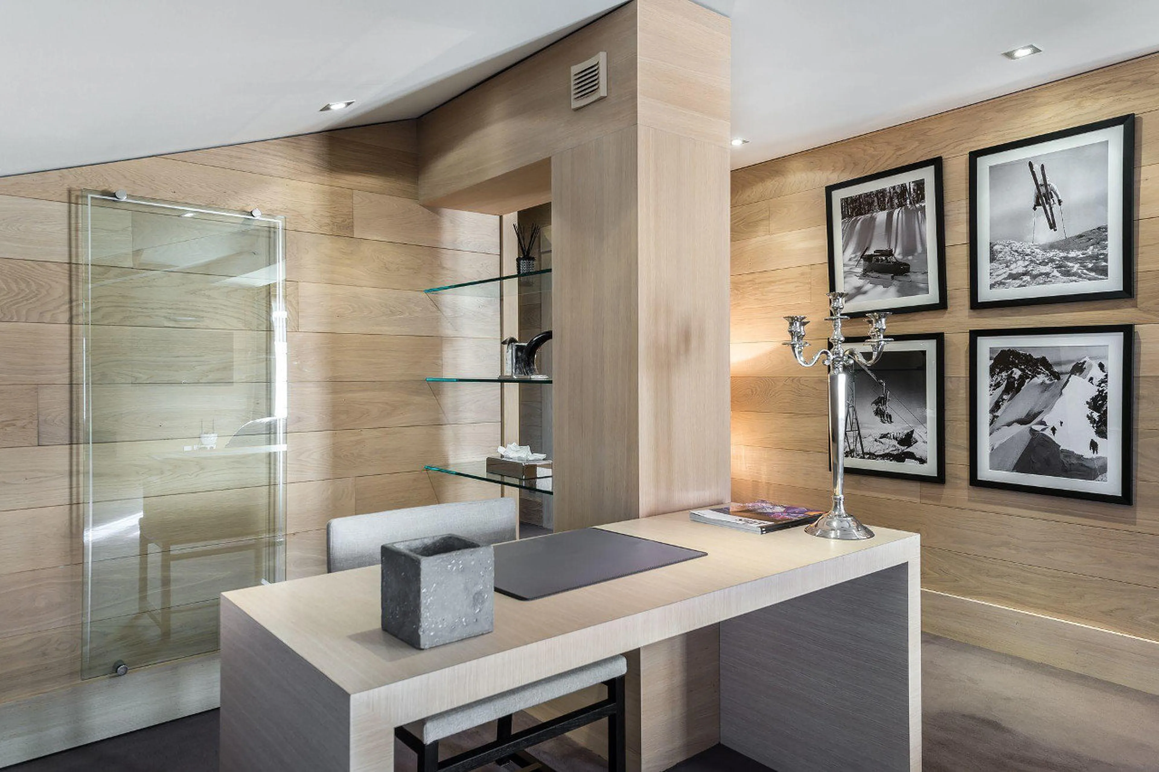 Office area in master suite of Chalet Licorne in Courchevel 1650