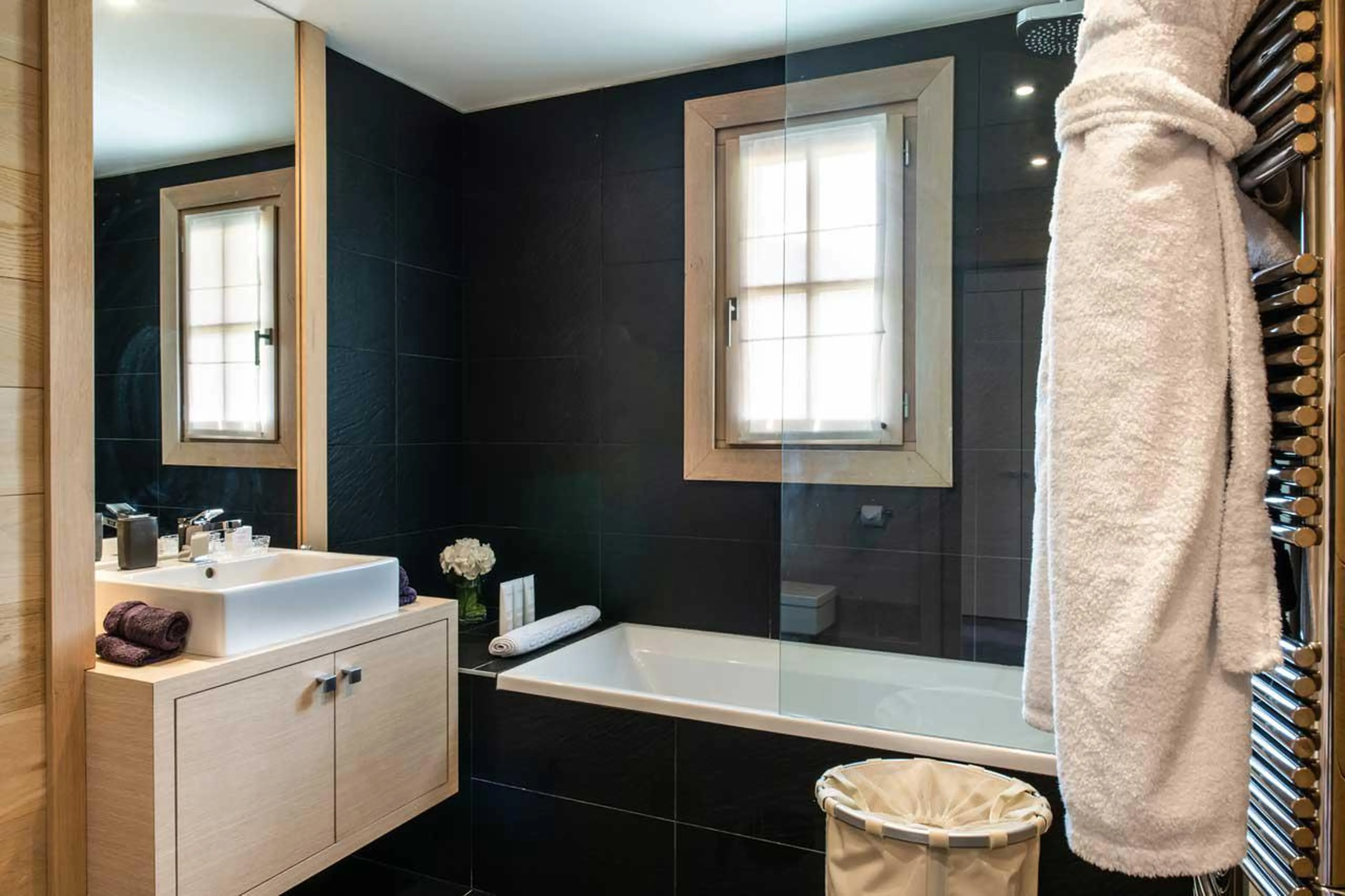 Separate WC adjacent to en suite bathroom in Chalet Licorne in Courchevel 1650