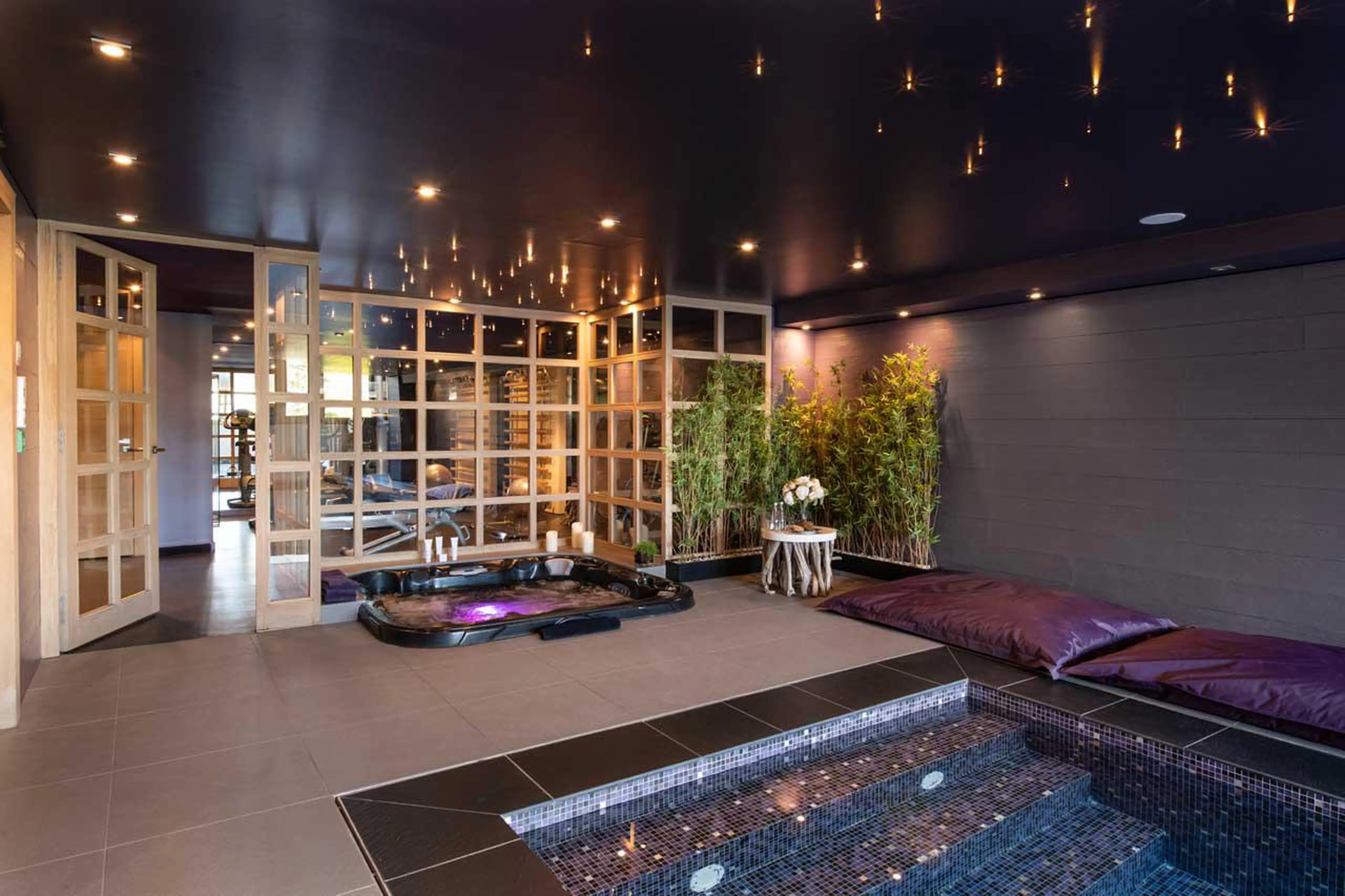 Jacuzzi next to pool in Chalet Licorne in Courchevel 1650