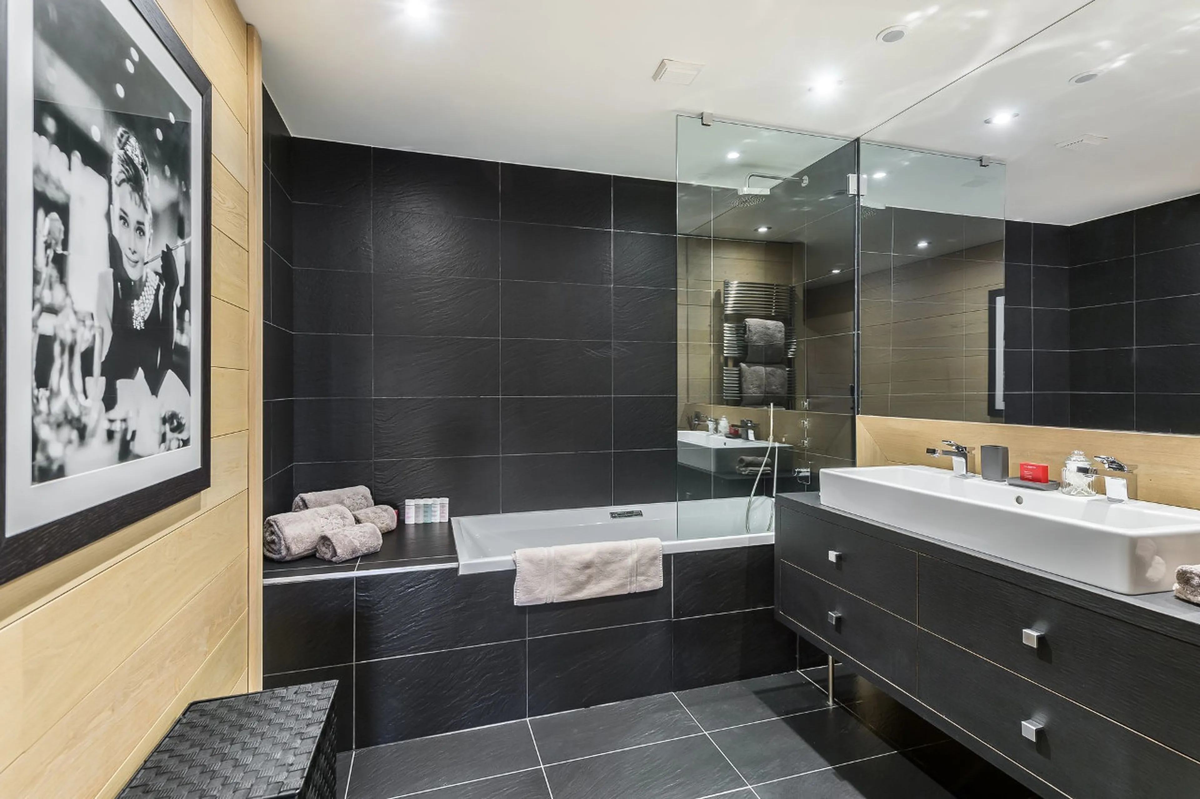 Two double bedrooms share this bathroom in Chalet Licorne des Neiges in Courchevel 1650