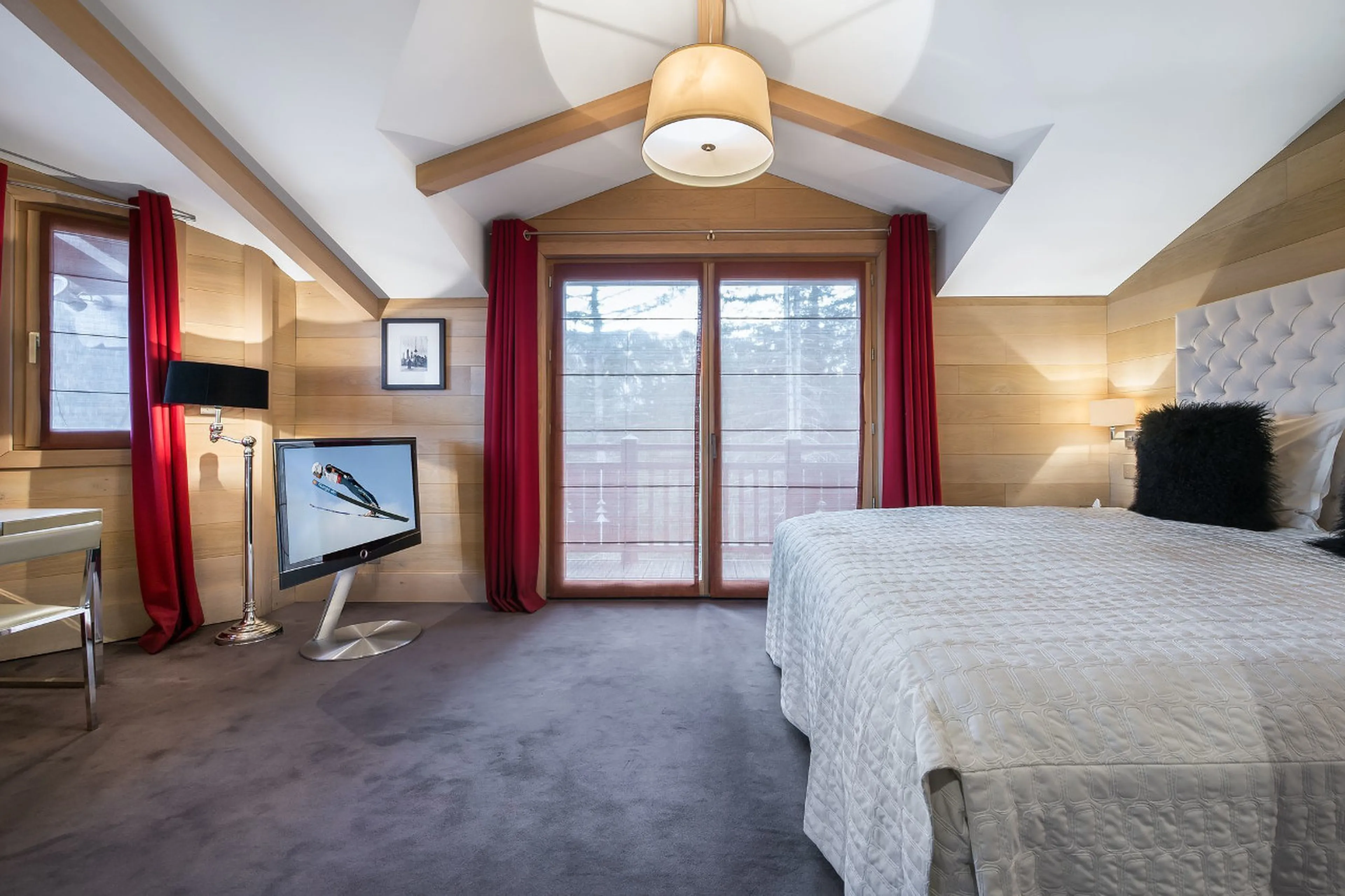 Double en suite bedroom opening onto the balcony of Chalet Licorne des Neiges in Courchevel 1650