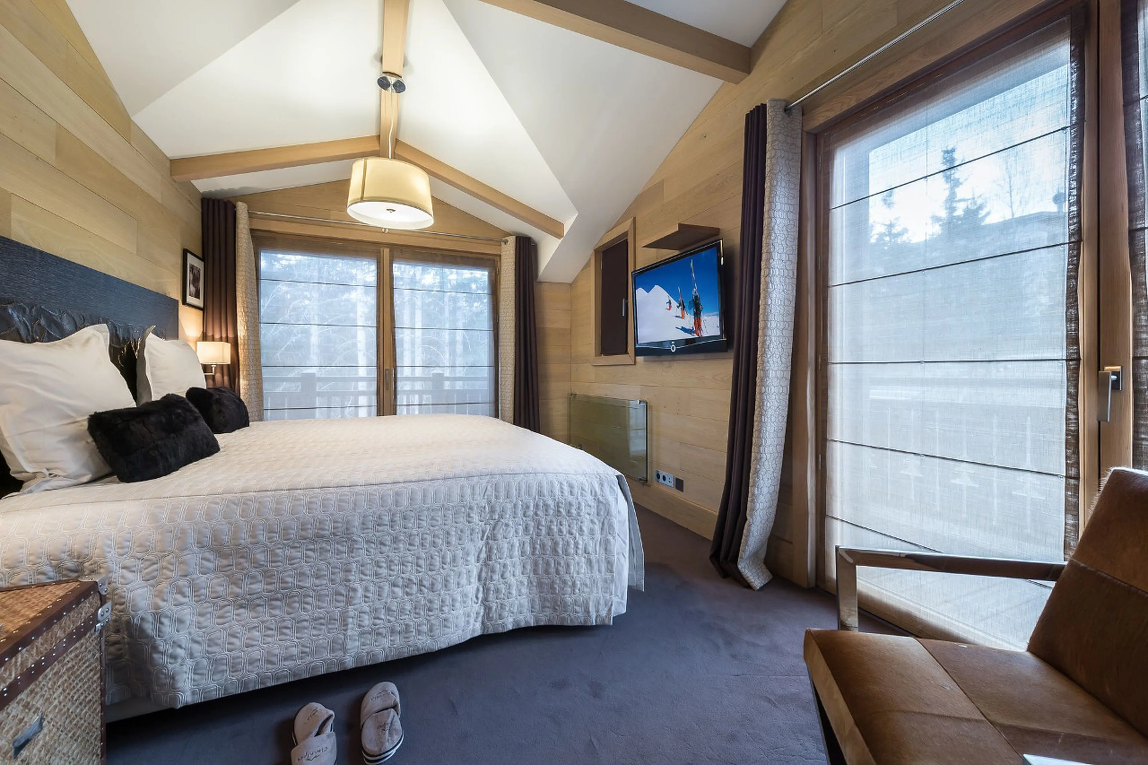 Bedroom with a double bed and en suite bathroom in Chalet Licorne des Neiges in Courchevel 1650