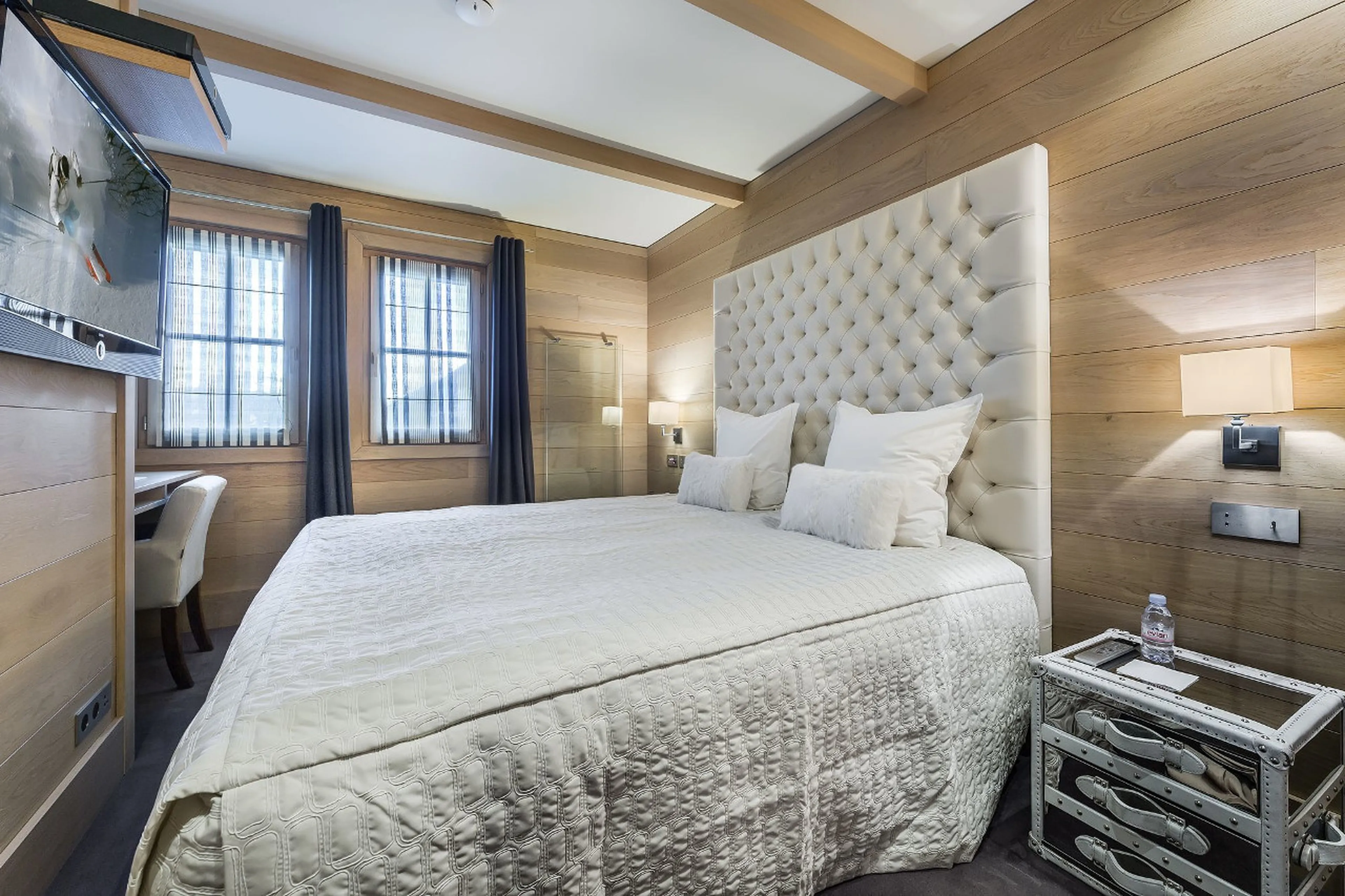 Double bedroom with queen size bed in Chalet Licorne des Neiges in Courchevel 1650