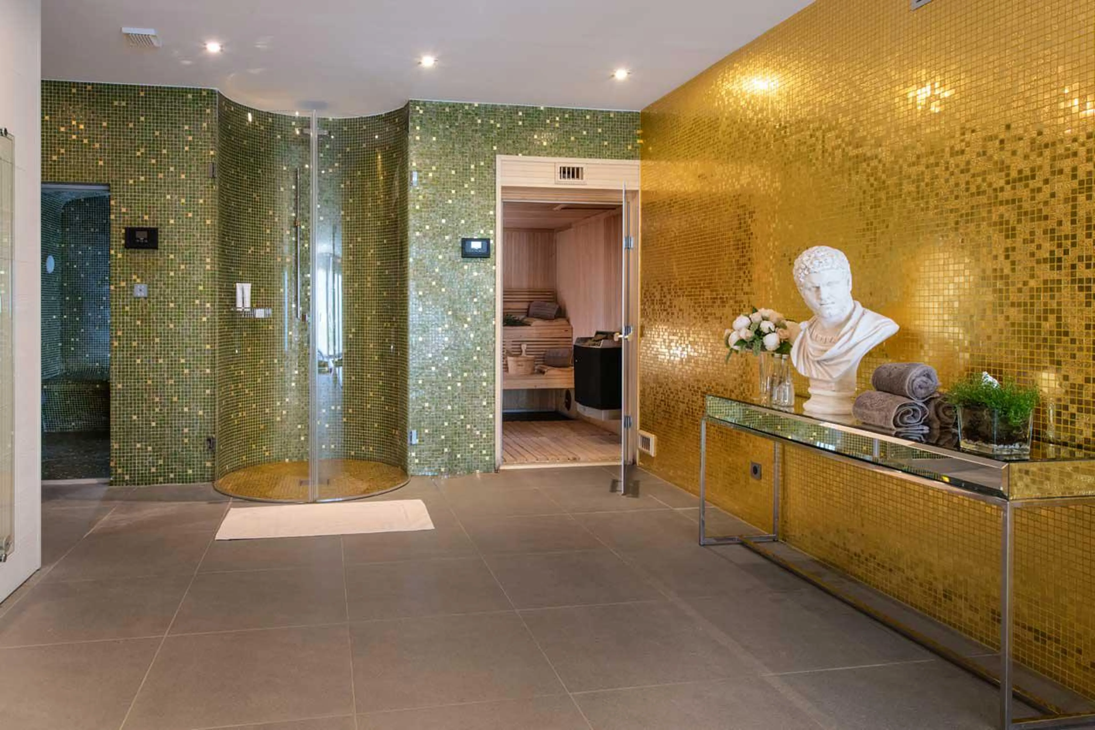 Chalet Licorne des Neiges in Courchevel 1650 has a spa with a hammam and a sauna