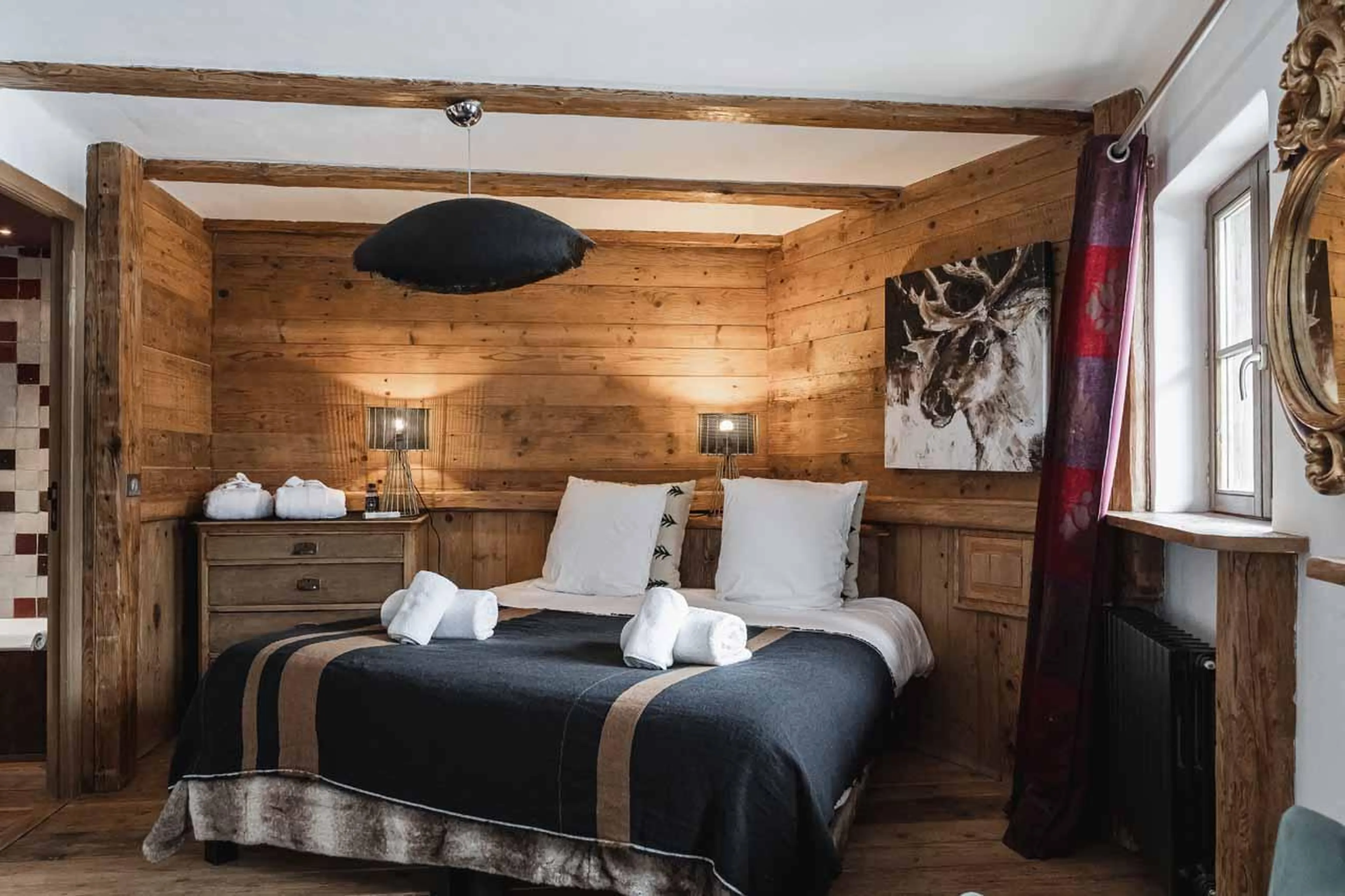 Double bedroom with en-suite bathroom in Chalet Lievre Blanc, Val d'Isere