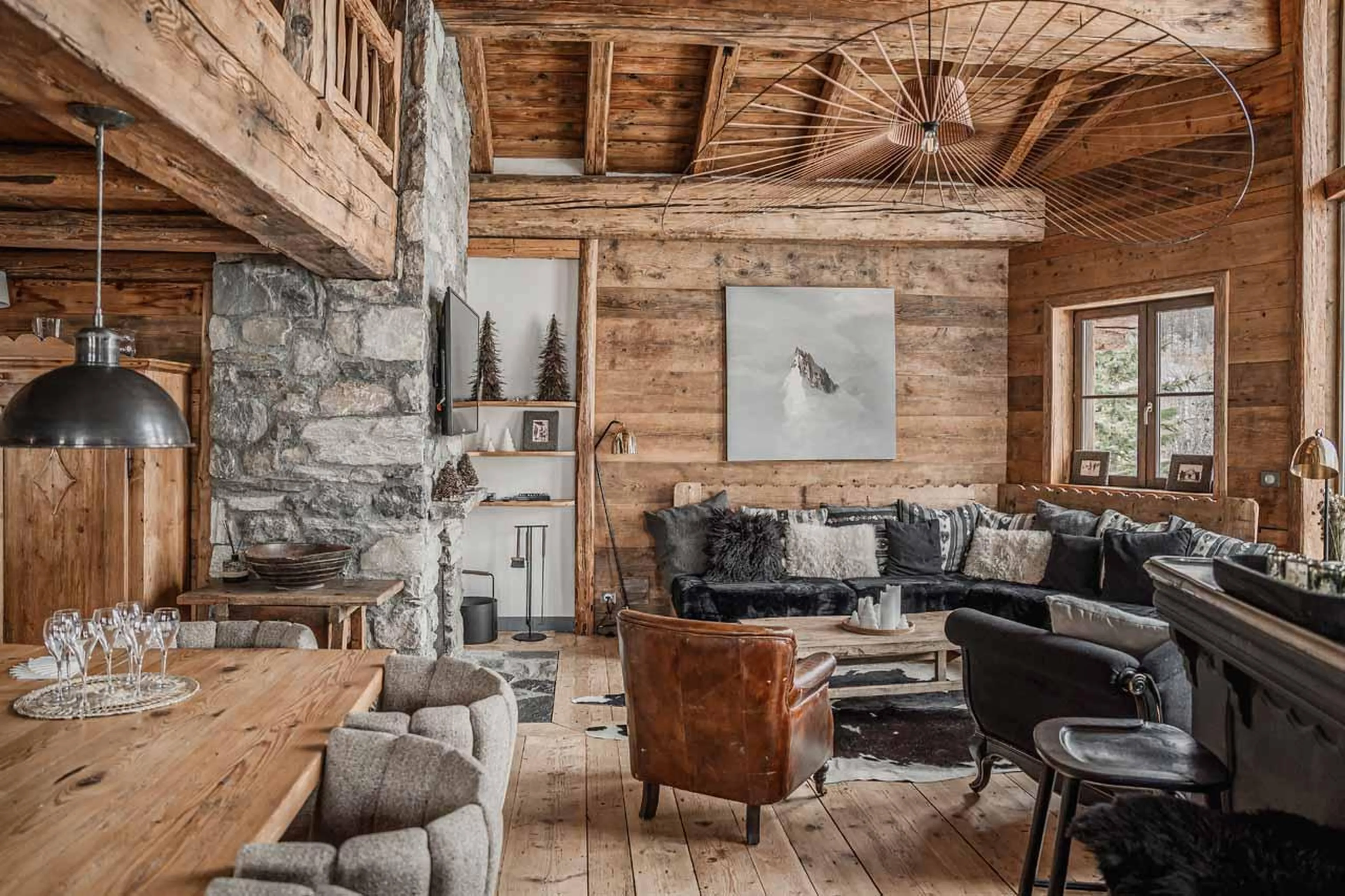 Open-plan living and dining area in Chalet Lievre Blanc, Val d'Isere