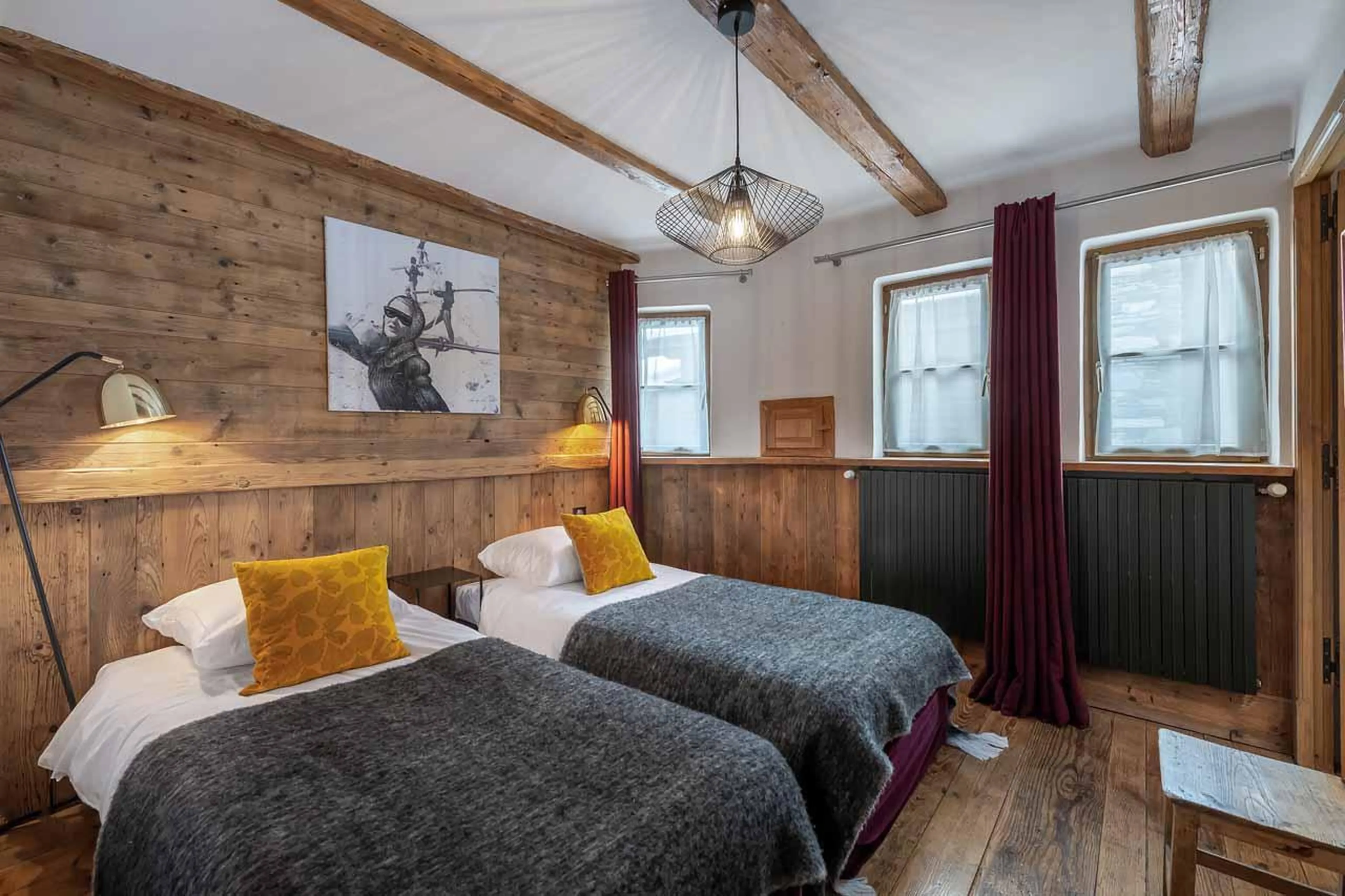 Doube/twin bedroom with en-suite shower room in Chalet Lievre Blanc, Val d'Isere