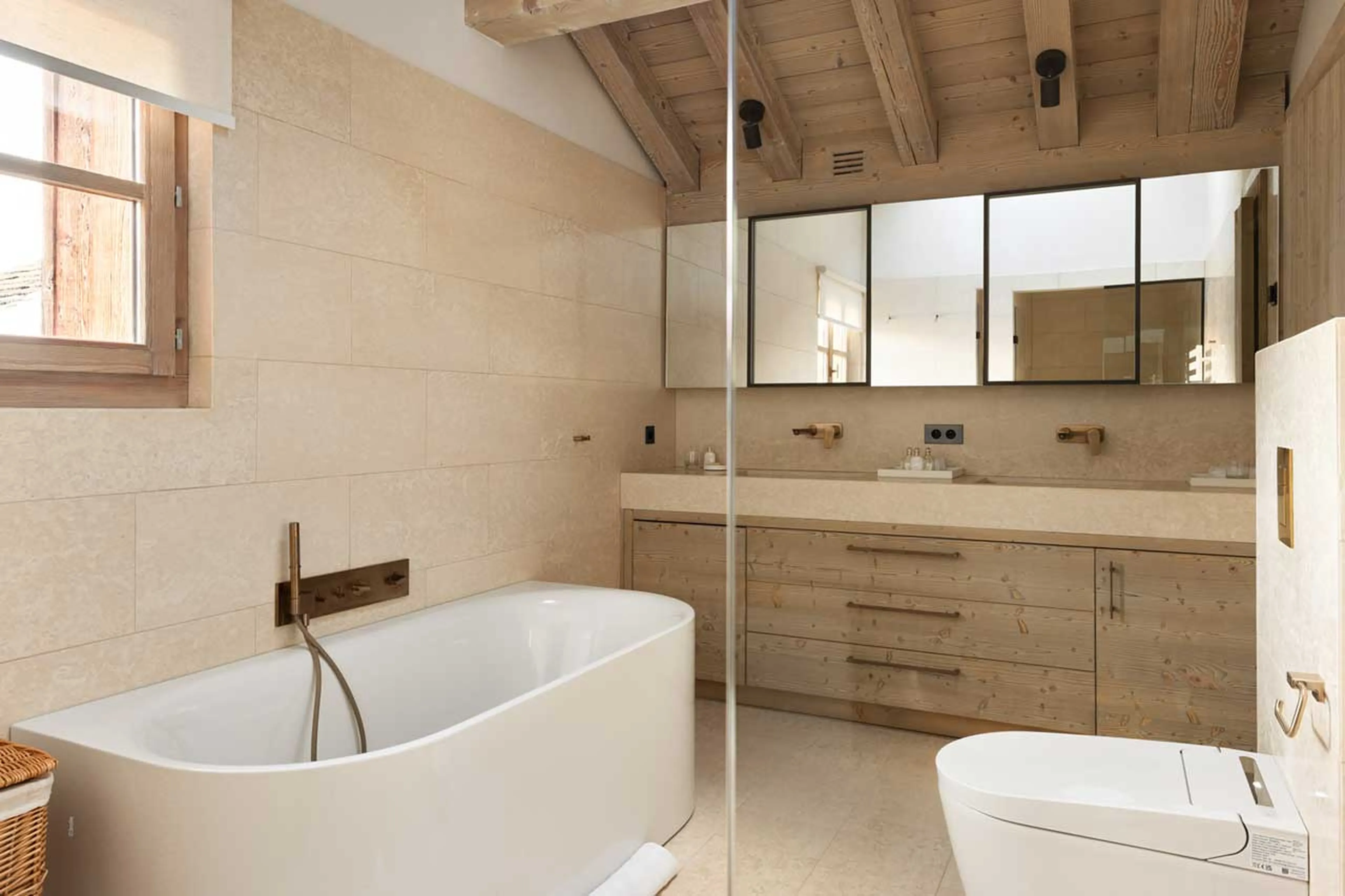 Bedroom 1 en-suite at Chalet L'Oree in Meribel