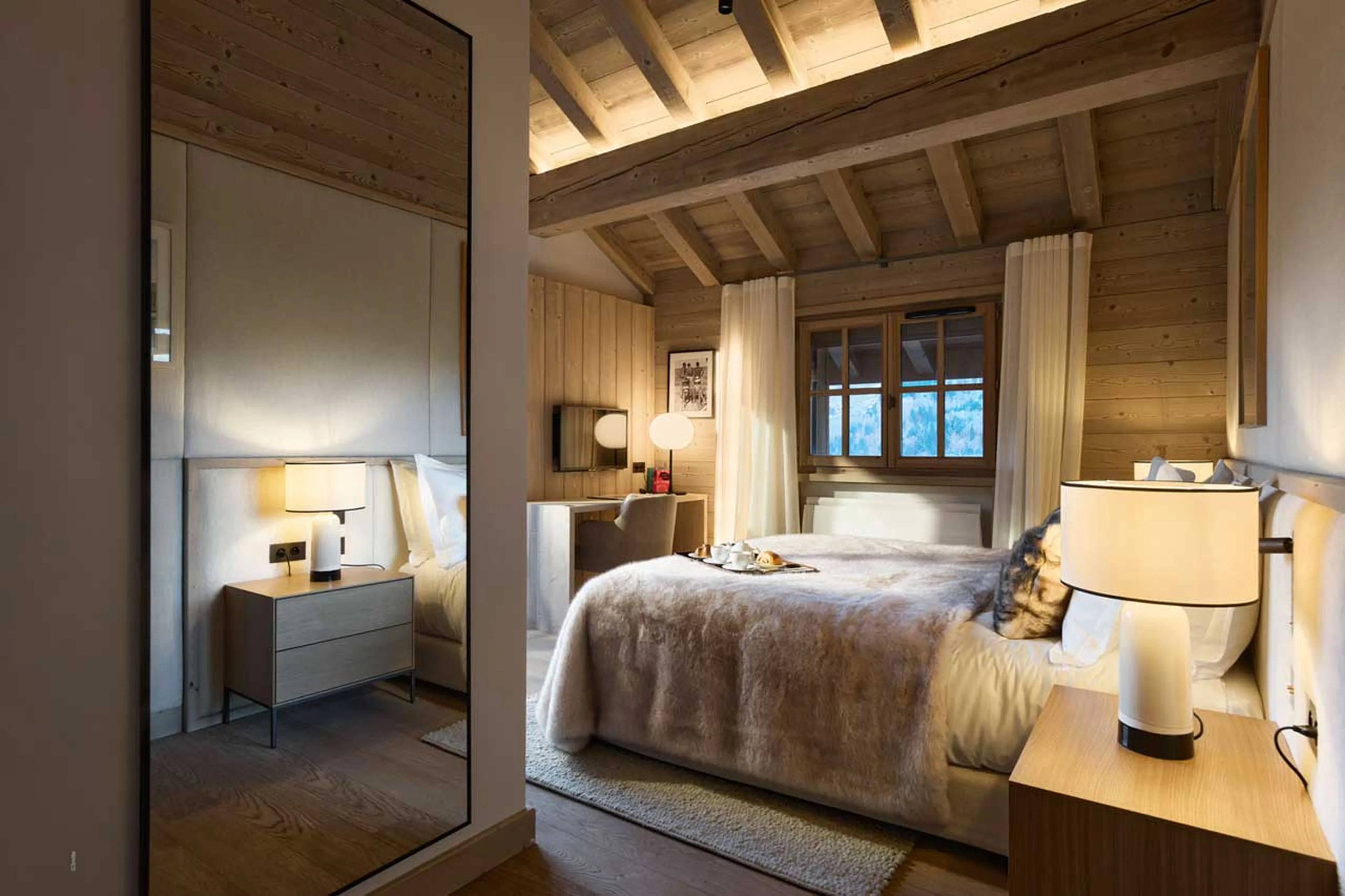 Bedroom 4 desk at Chalet L'Oree in Meribel