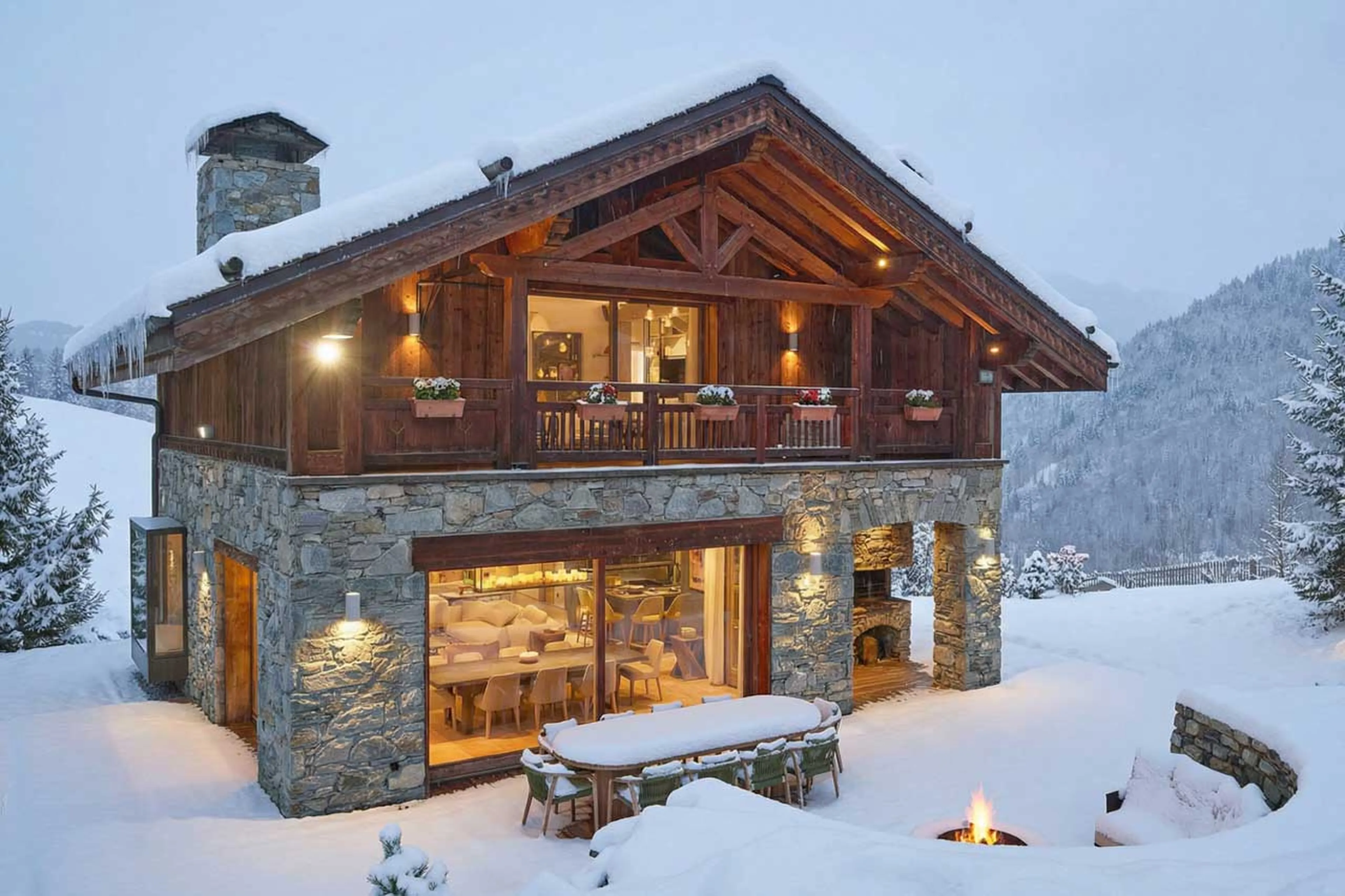 Exterior in the evening at Chalet L'Oree in Meribel