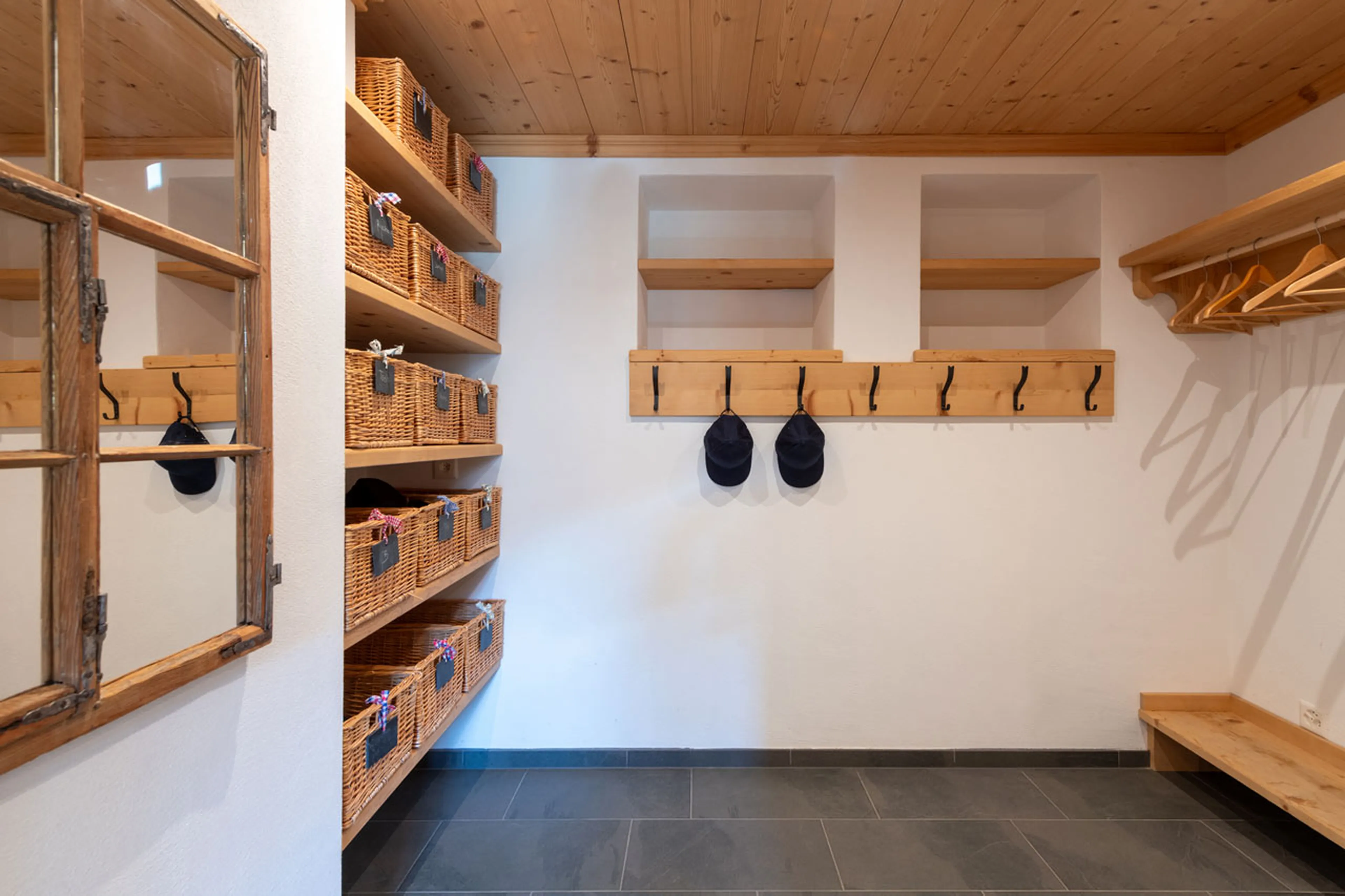 Cloakroom at Chalet Leugisland in Klosters