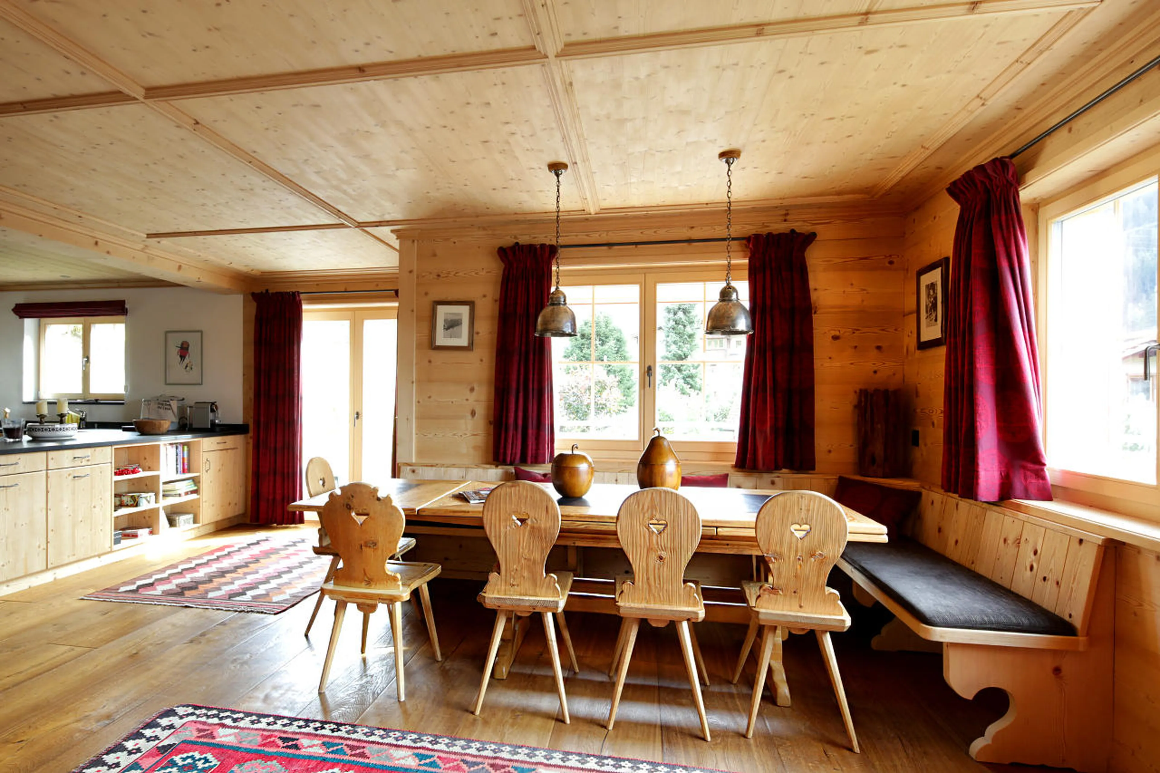 Open plan dining room/kitchen in Chalet Luegisland in Klosters