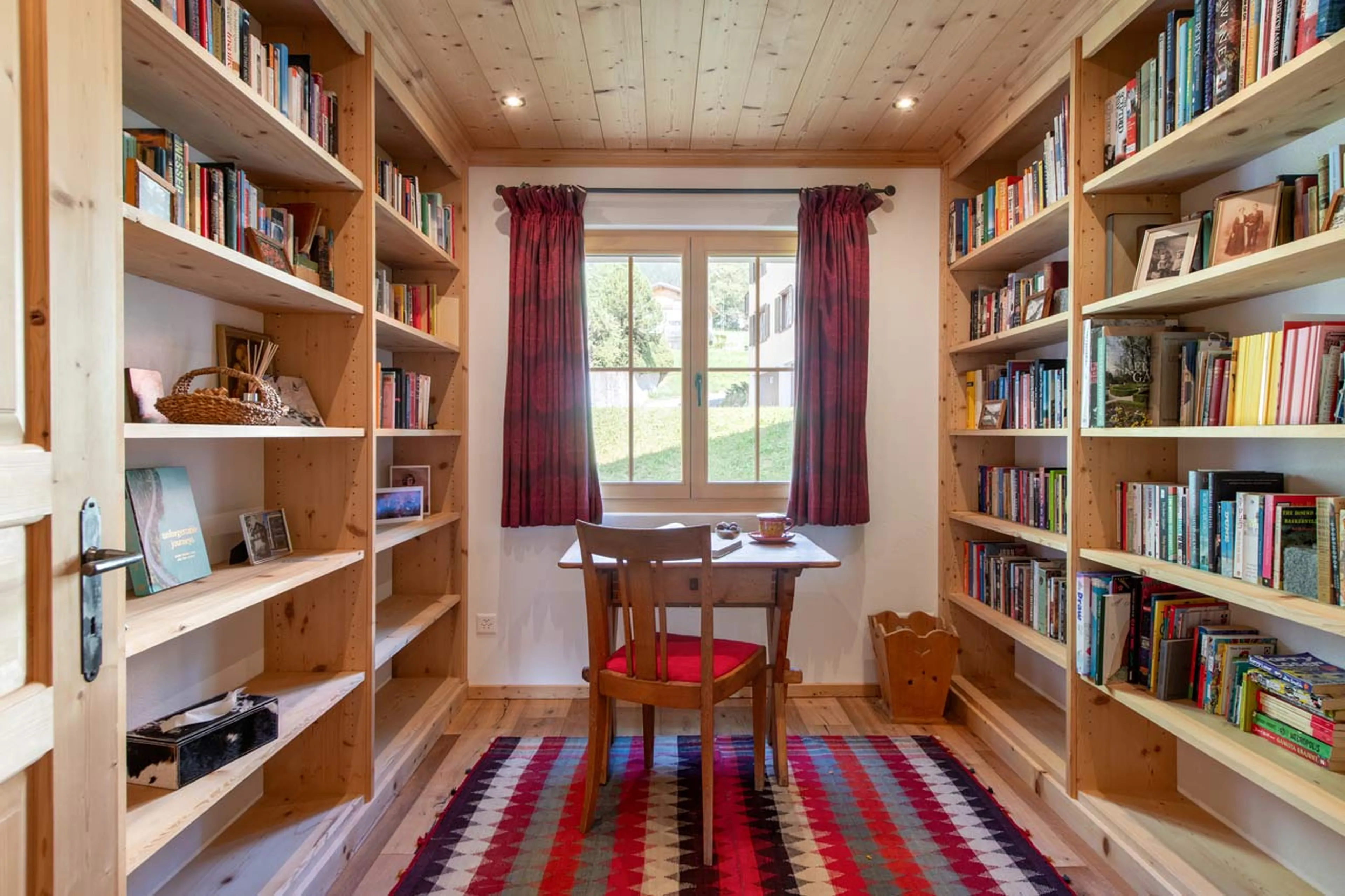 Library at Chalet Leugisland in Klosters