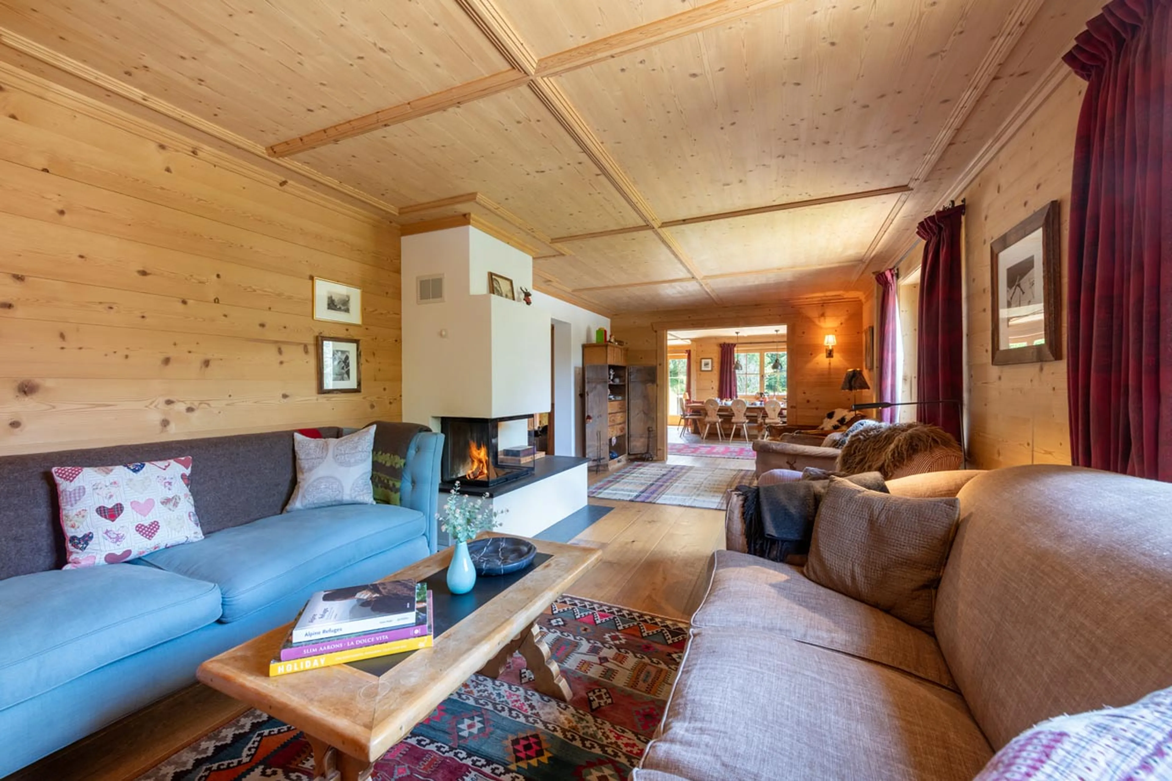 Living room with fireplace in Chalet Luegisland in Klosters