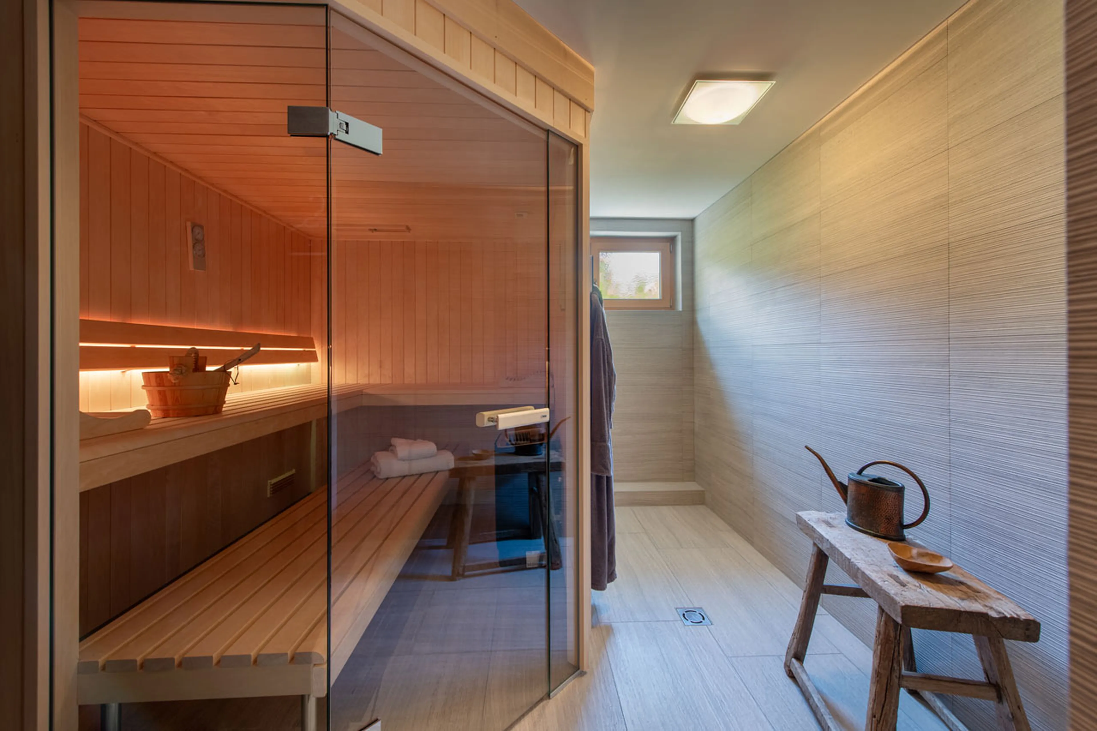 Super sauna with walk-in shower in Chalet Leugisland in Klosters