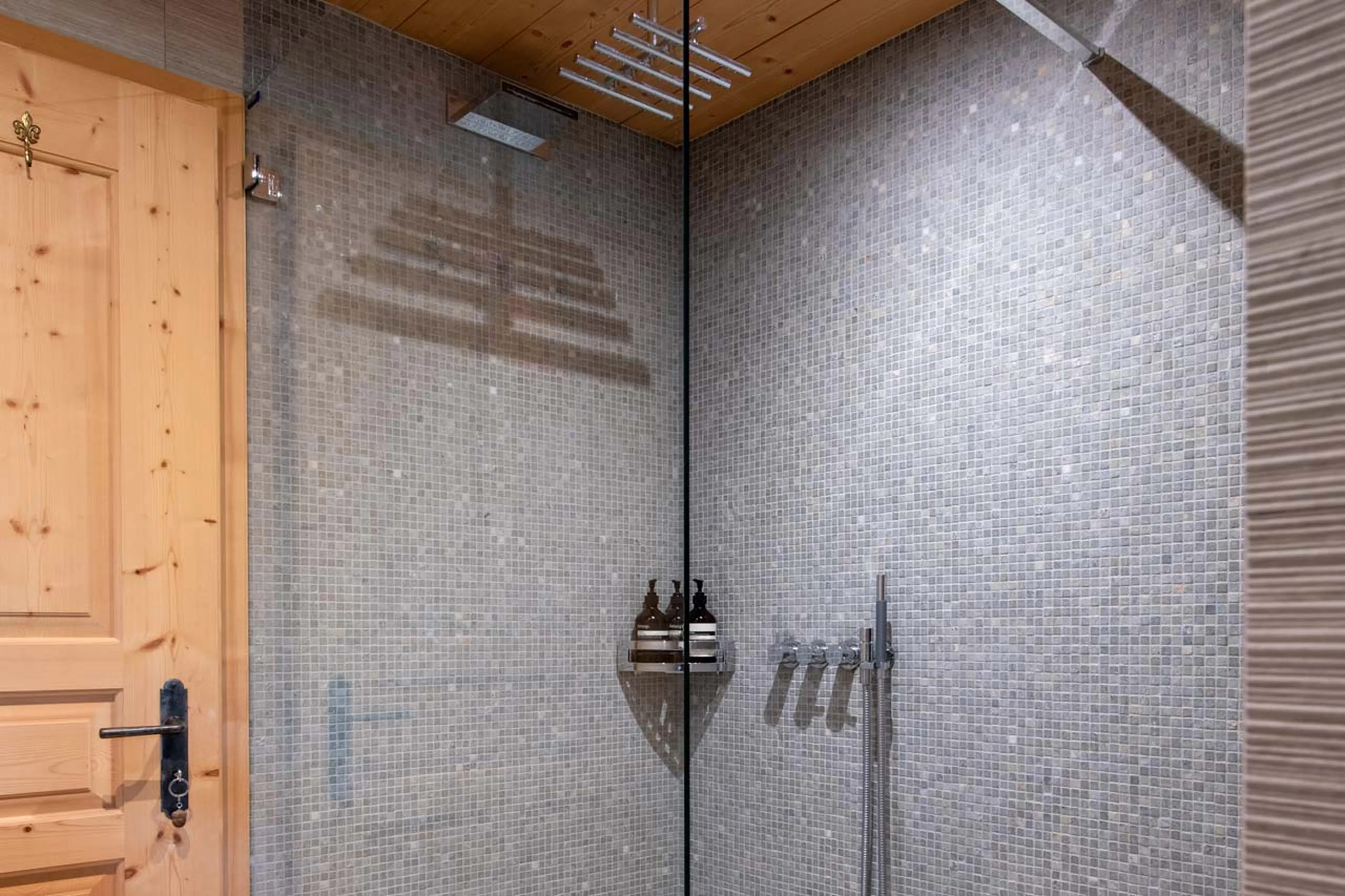 Walk-in shower at Chalet Leugisland in Klosters