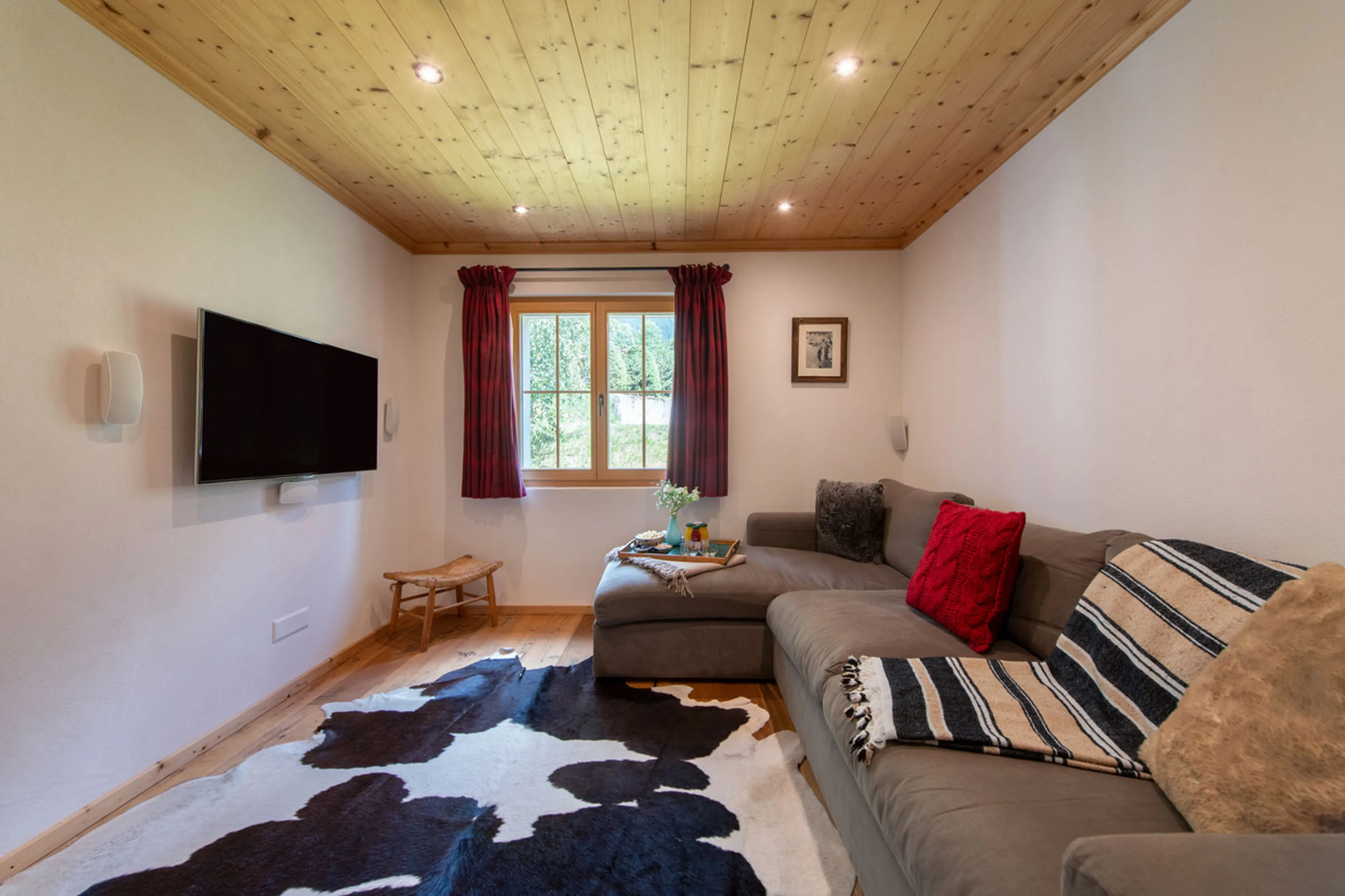 TV room at Chalet Leugisland in Klosters