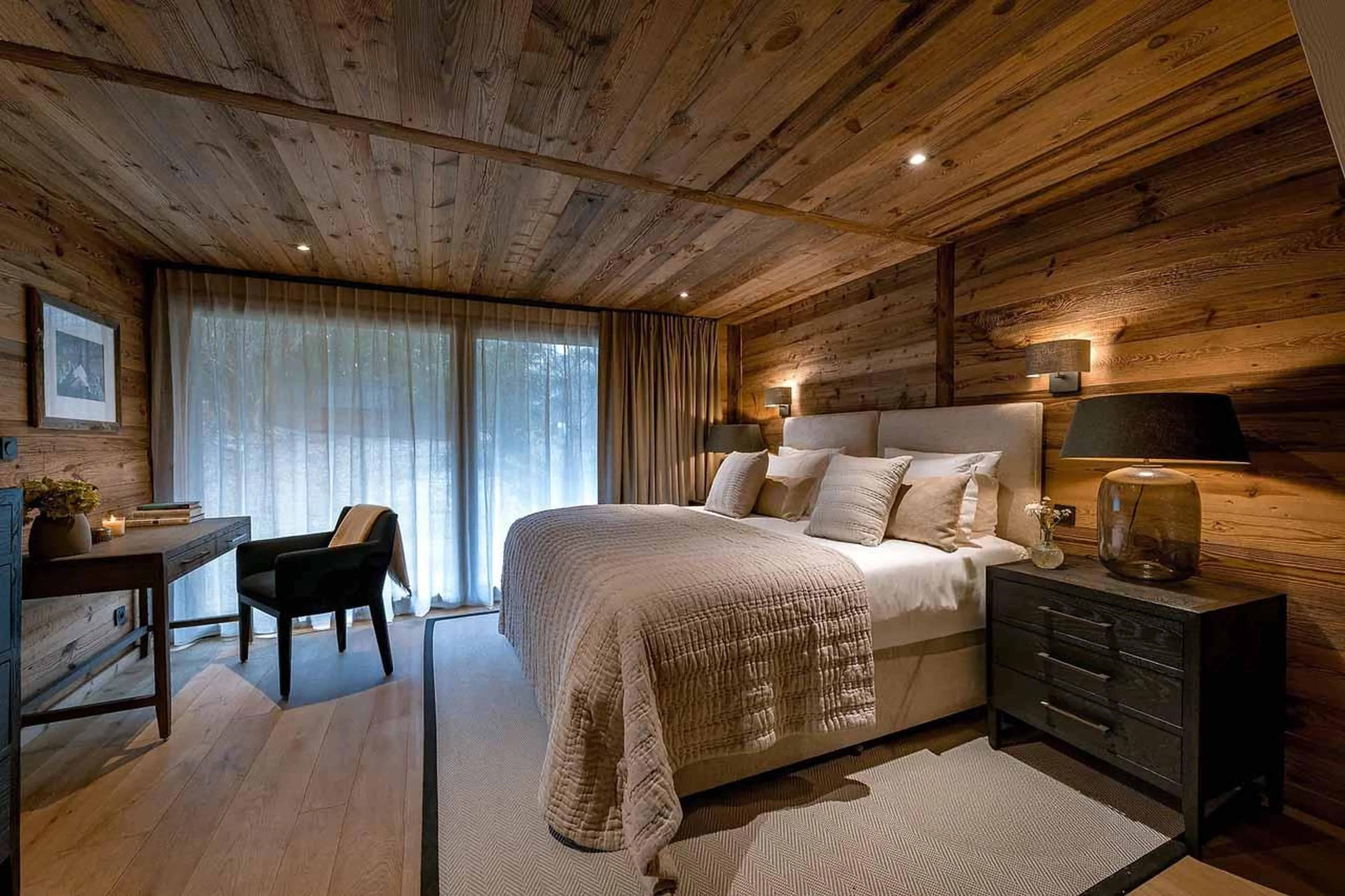 Double bedroom with desk in Chalet Lupa, Chamonix