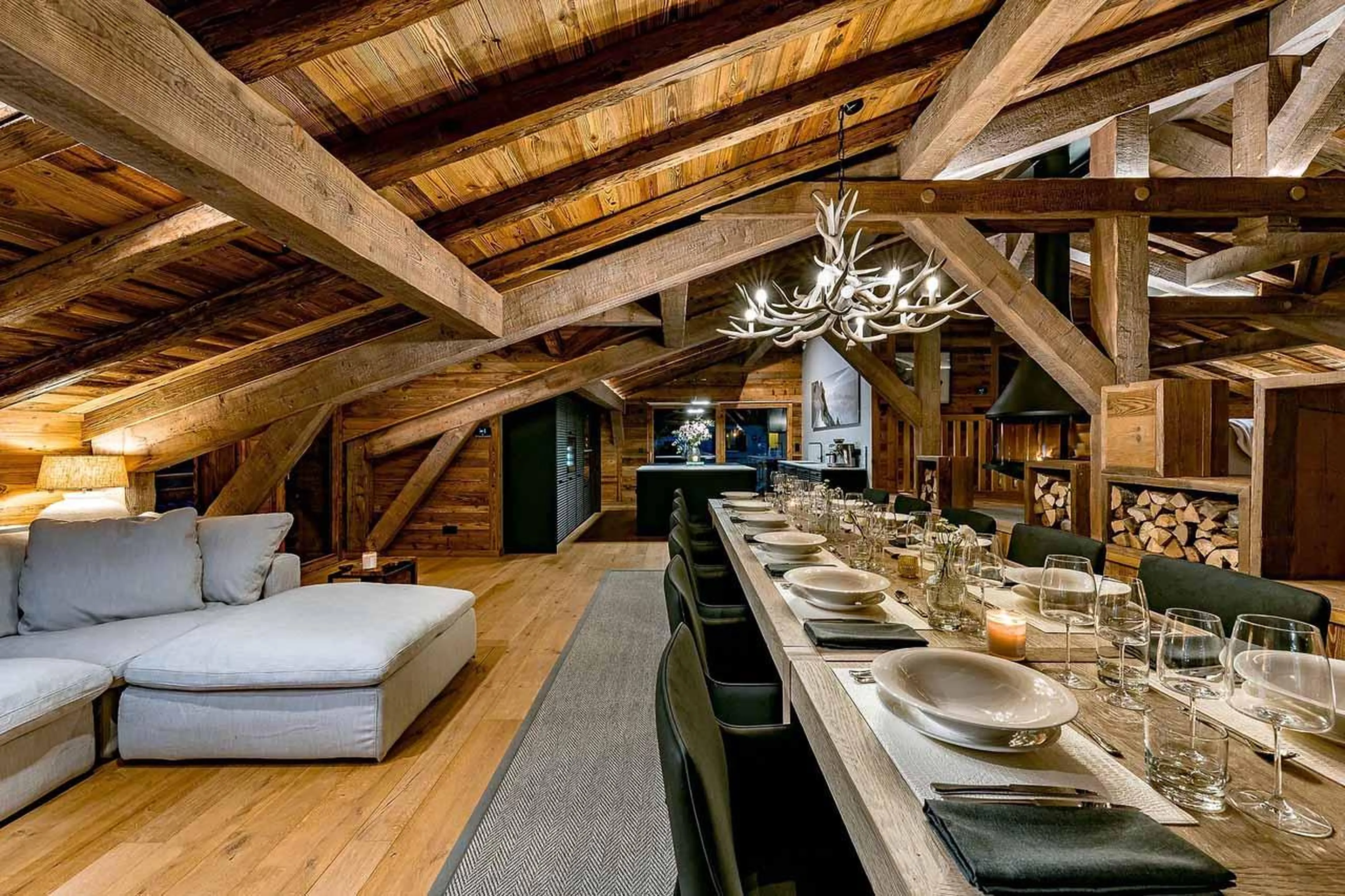 Dining table and kitchen in Chalet Lupa, Chamonix