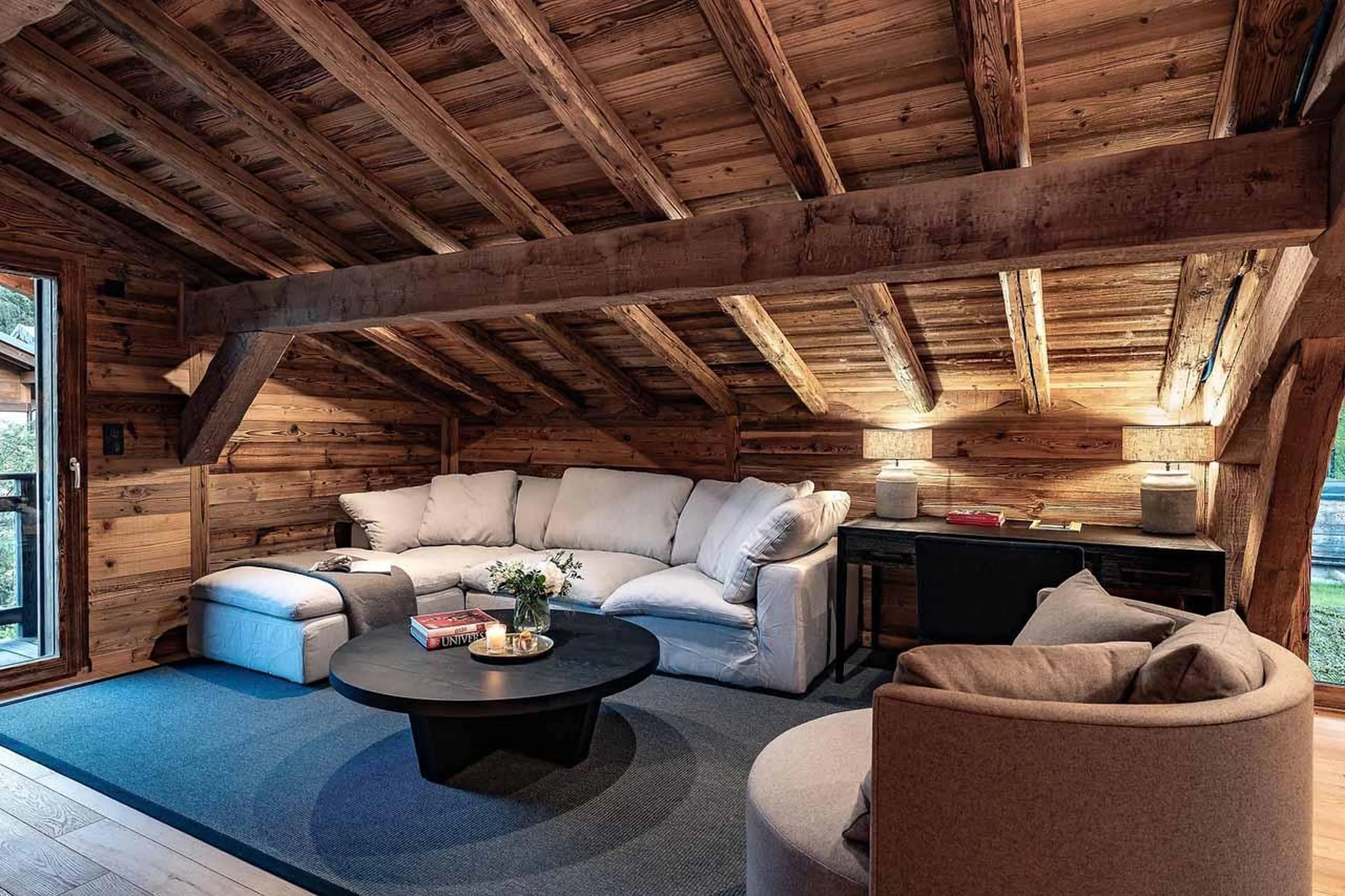 Comfortable nook with sofa and desk in Chalet Lupa, Chamonix