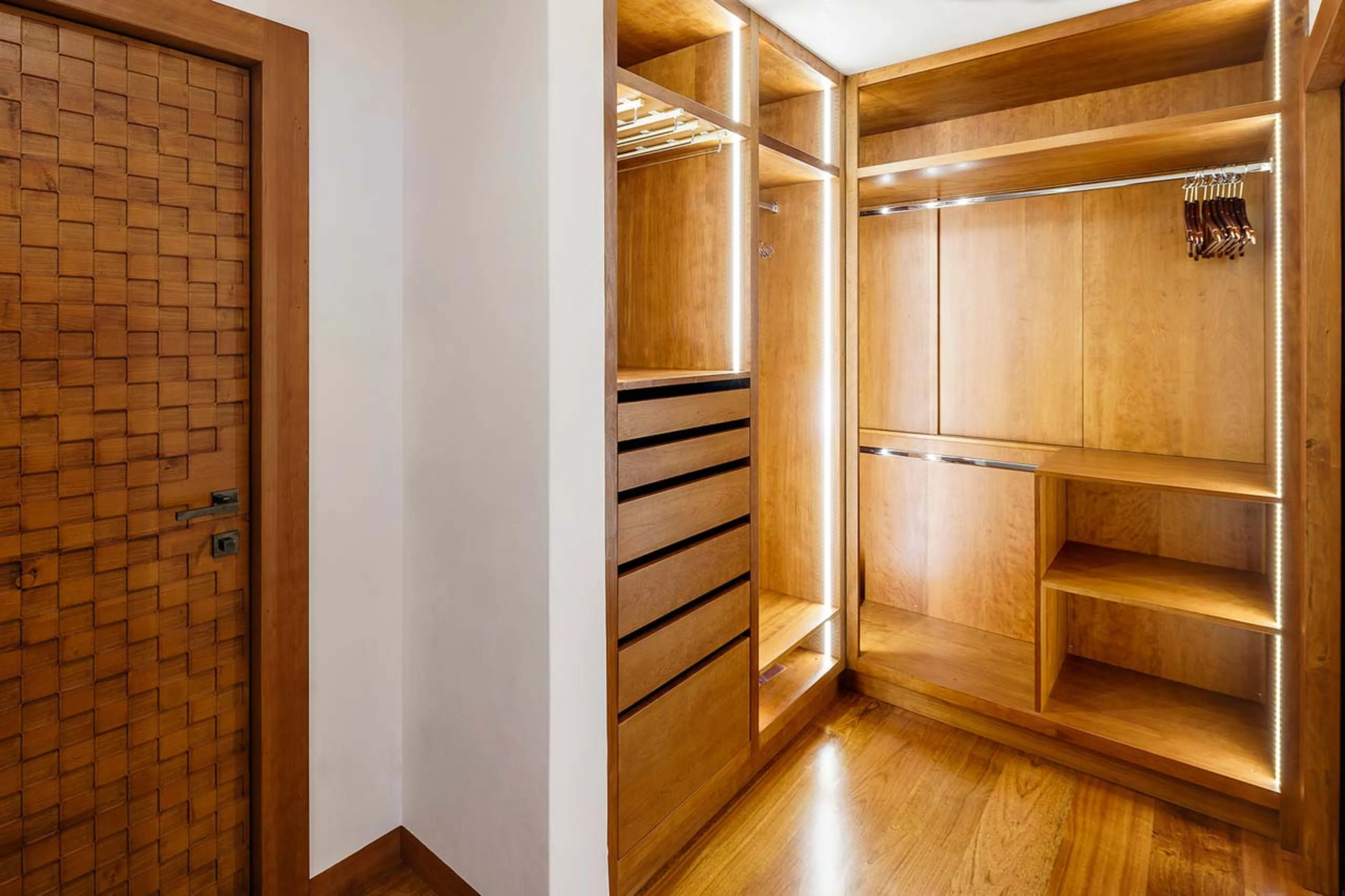 Walk-in wardrobe at Chalet LV | 01 in Cortina