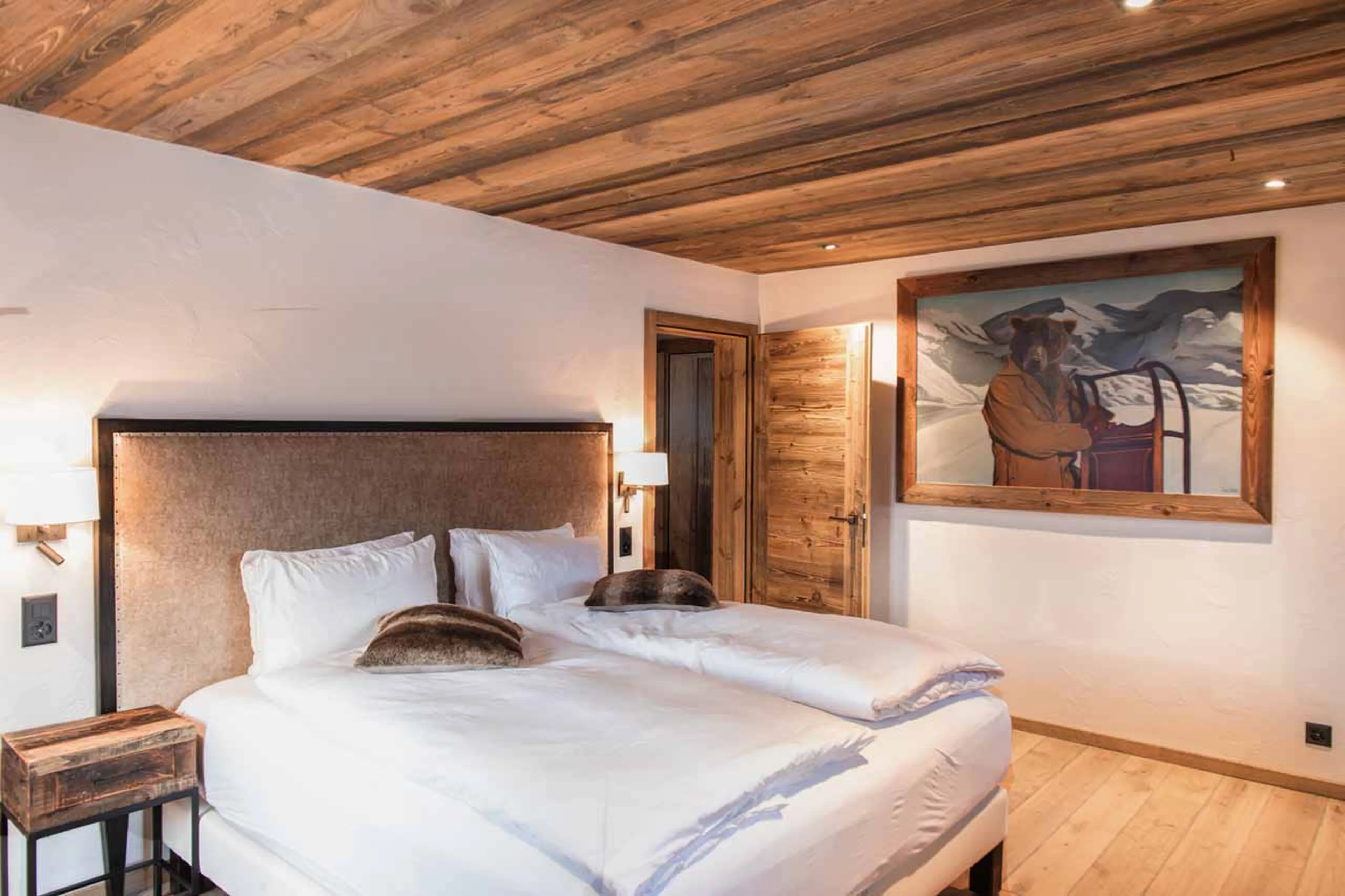 King-size double or twin beds at Chalet Lycka in Saas Fee