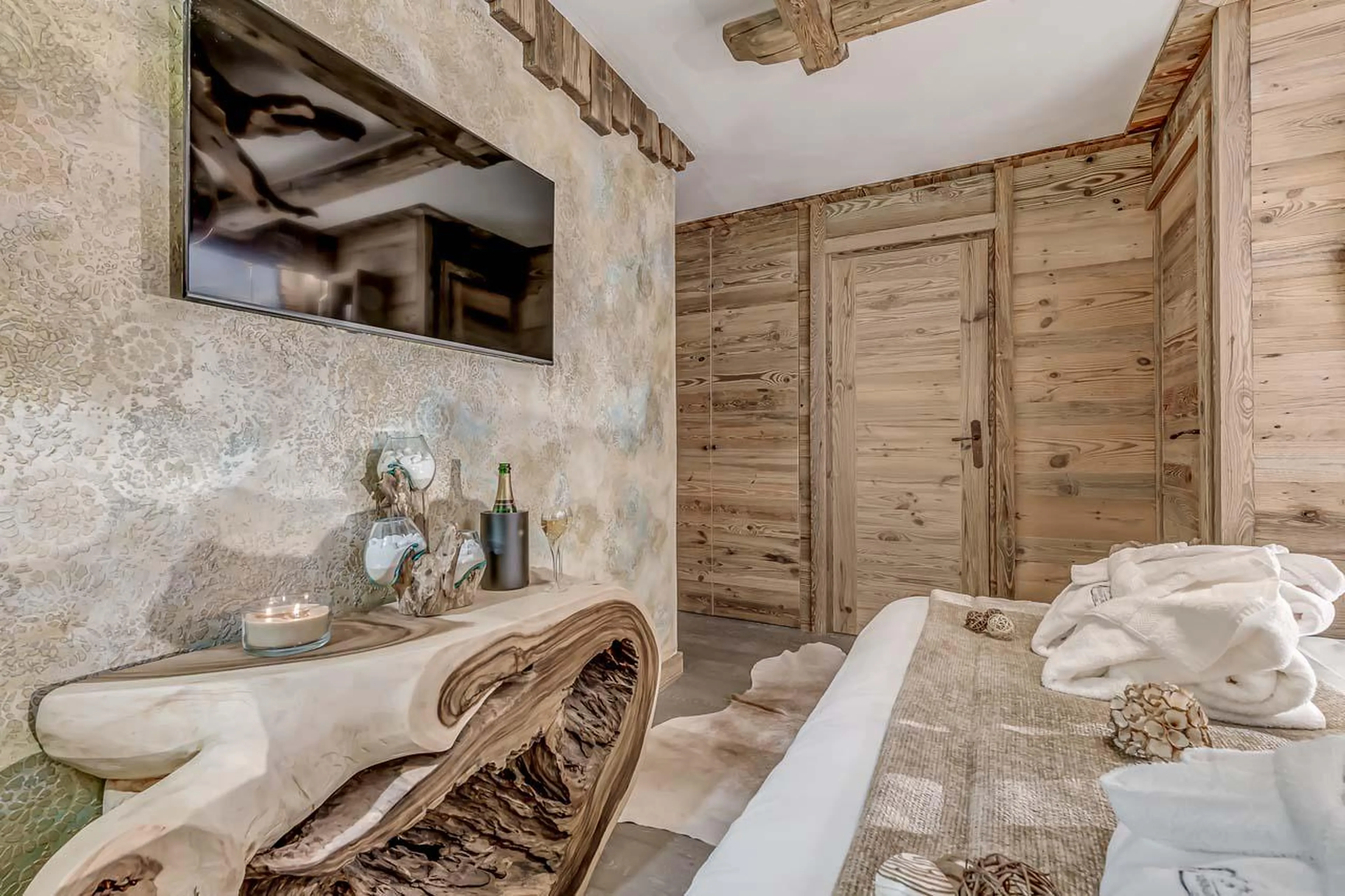 Plentiful storage space and TV at Chalet Macha in Tignes