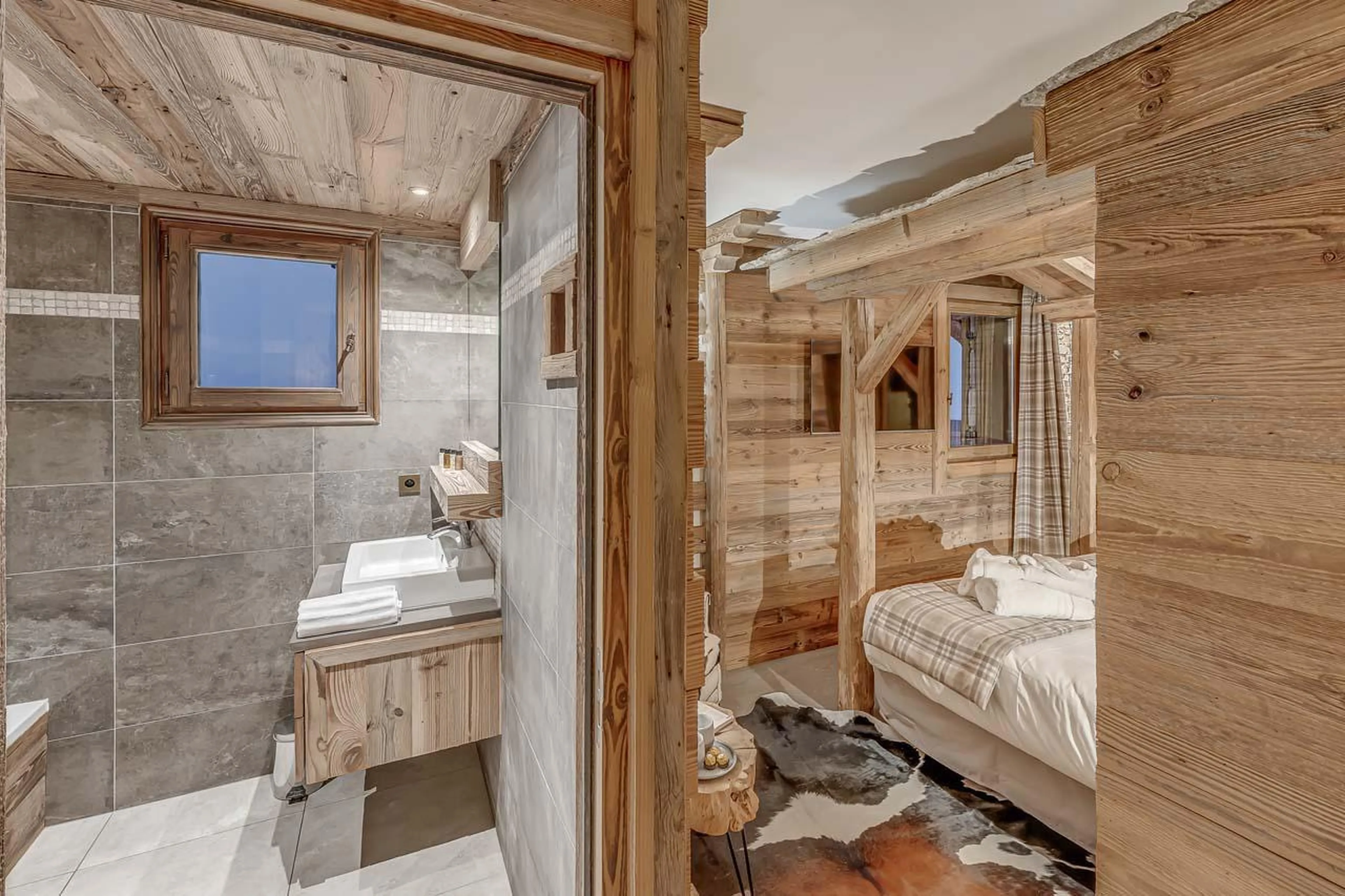 Double/twin bedroom with en-suite bathroom at Chalet Macha in Tignes