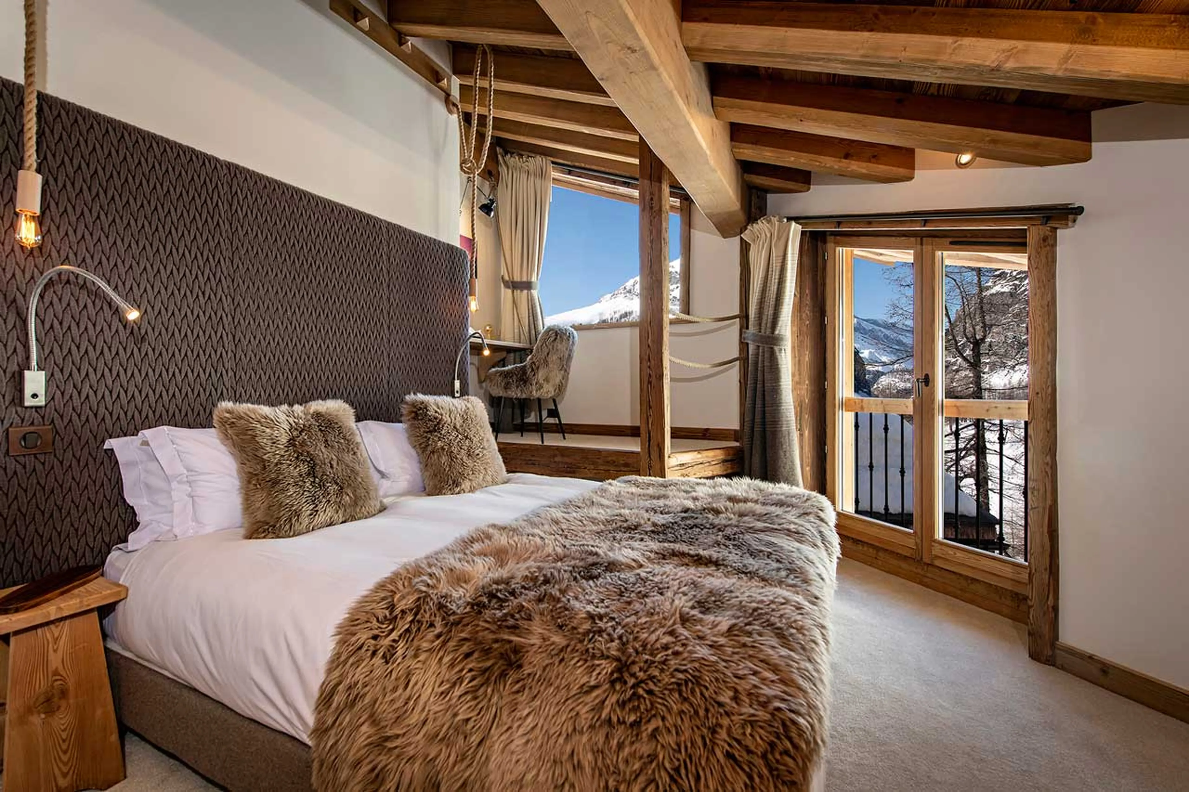 Bedroom two TV and desk at Chalet Machapuchare in Val d'Isere