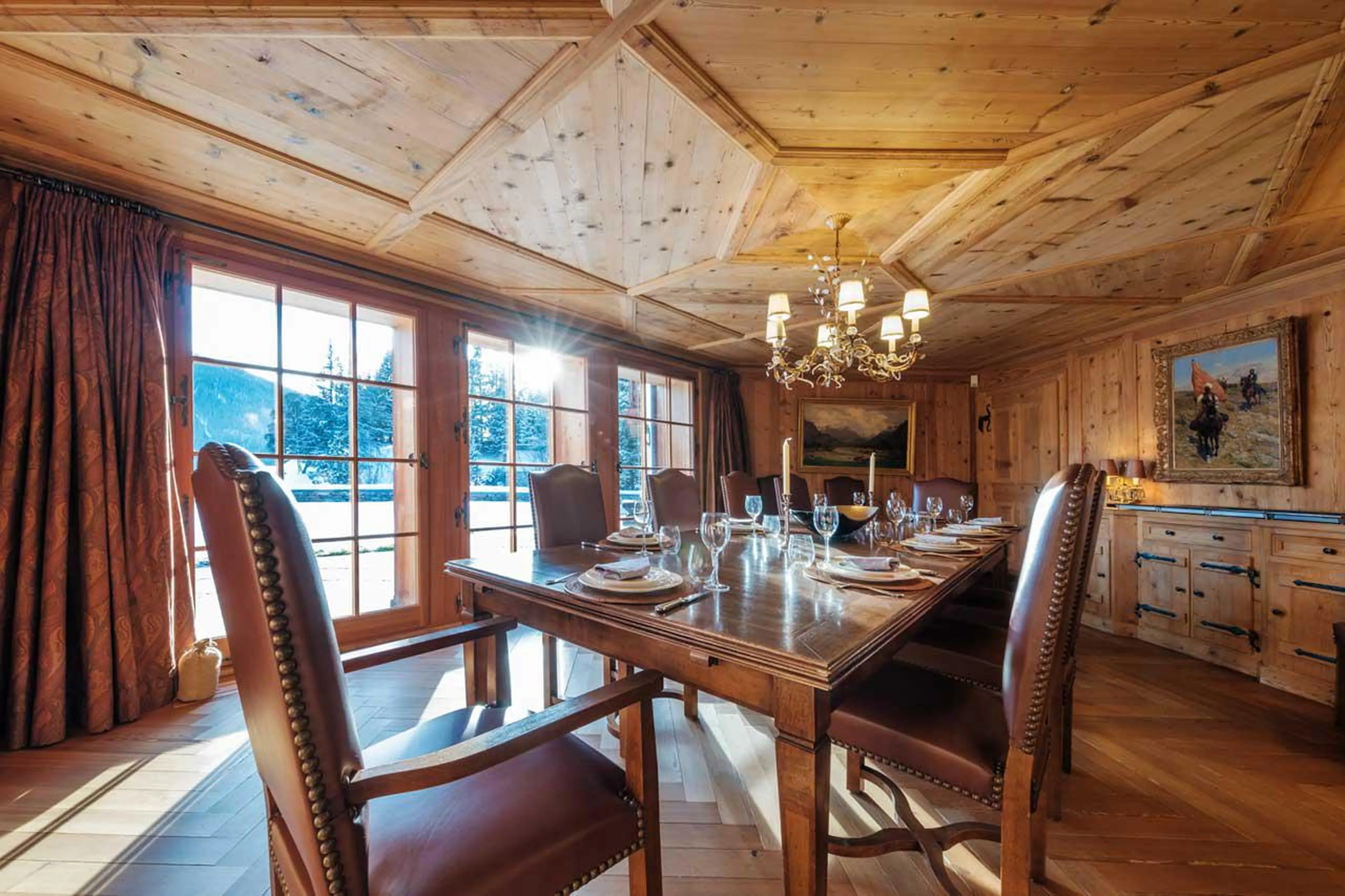 Dining room with terrace access and mountain-view in Chalet Macun in Davos