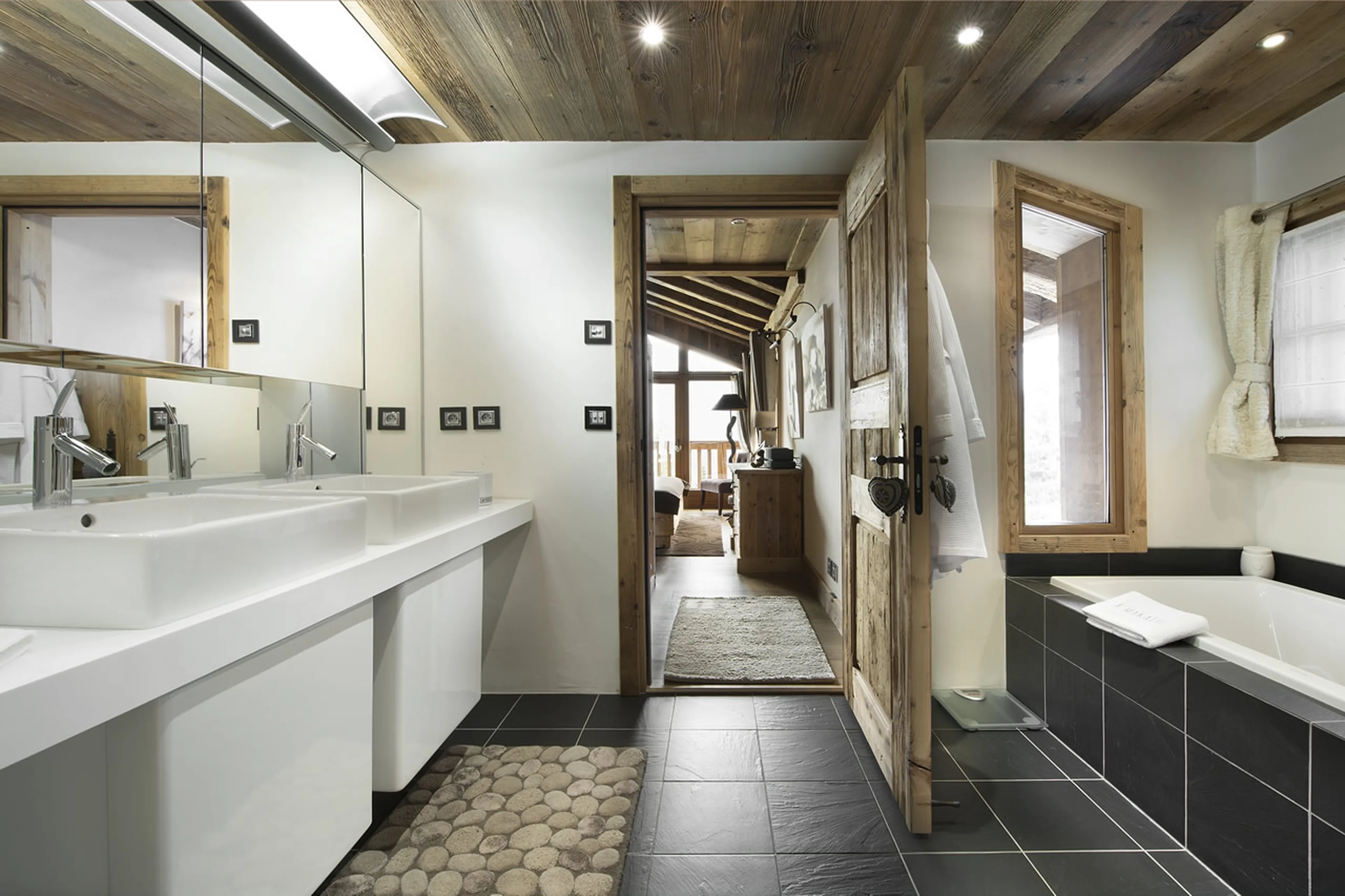 En-suite bathroom with double basin, bath and shower in Chalet Makalu in Courchevel 1550