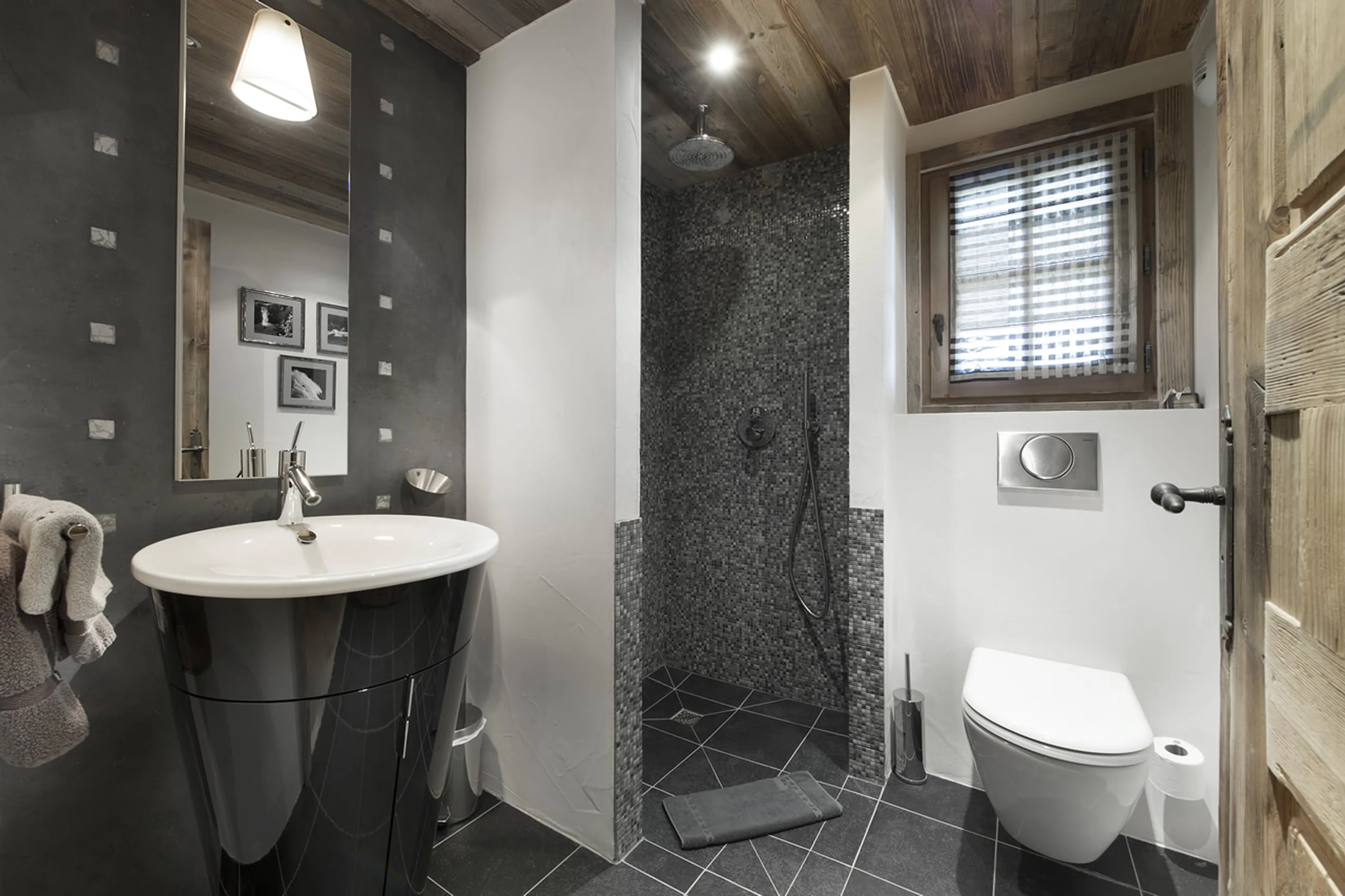 En-suite shower room of double bedroom in Chalet Makalu in Courchevel 1550