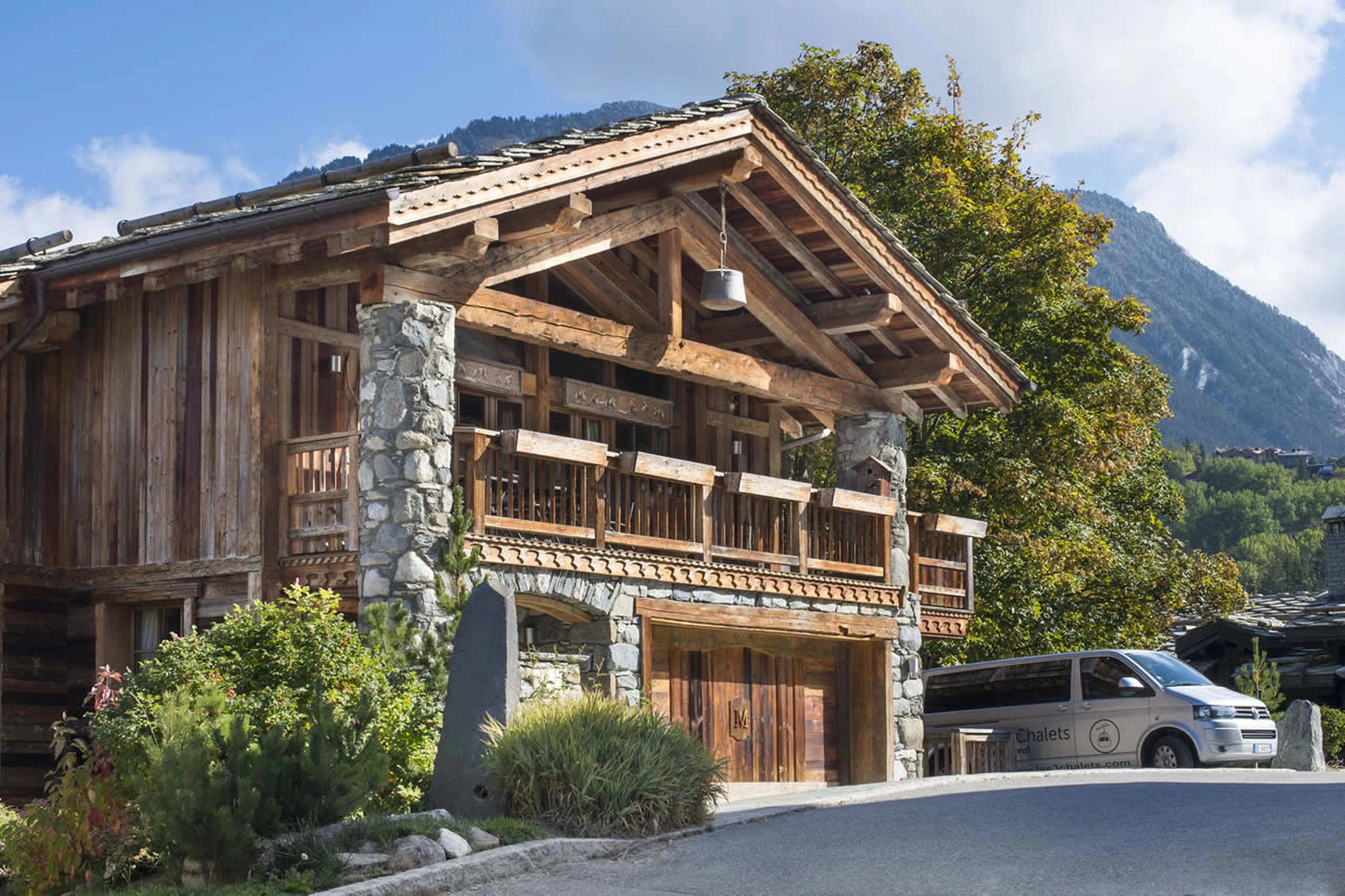 Exterior of Chalet Makalu in Courchevel 1550 with uninterrupted view of mountains and valleys