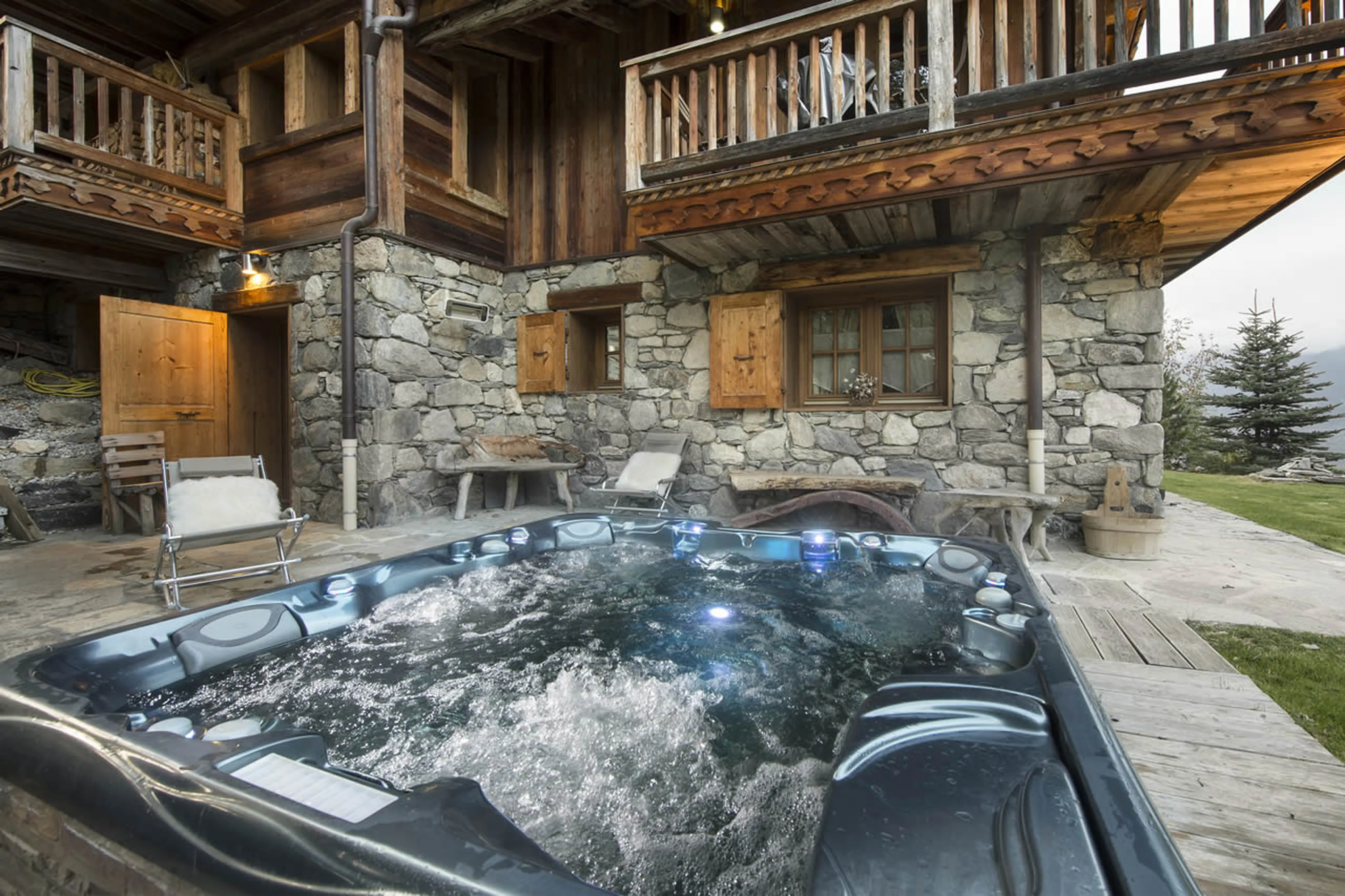 Outdoor Jacuzzi on terrace of Chalet Makalu in Courchevel 1550