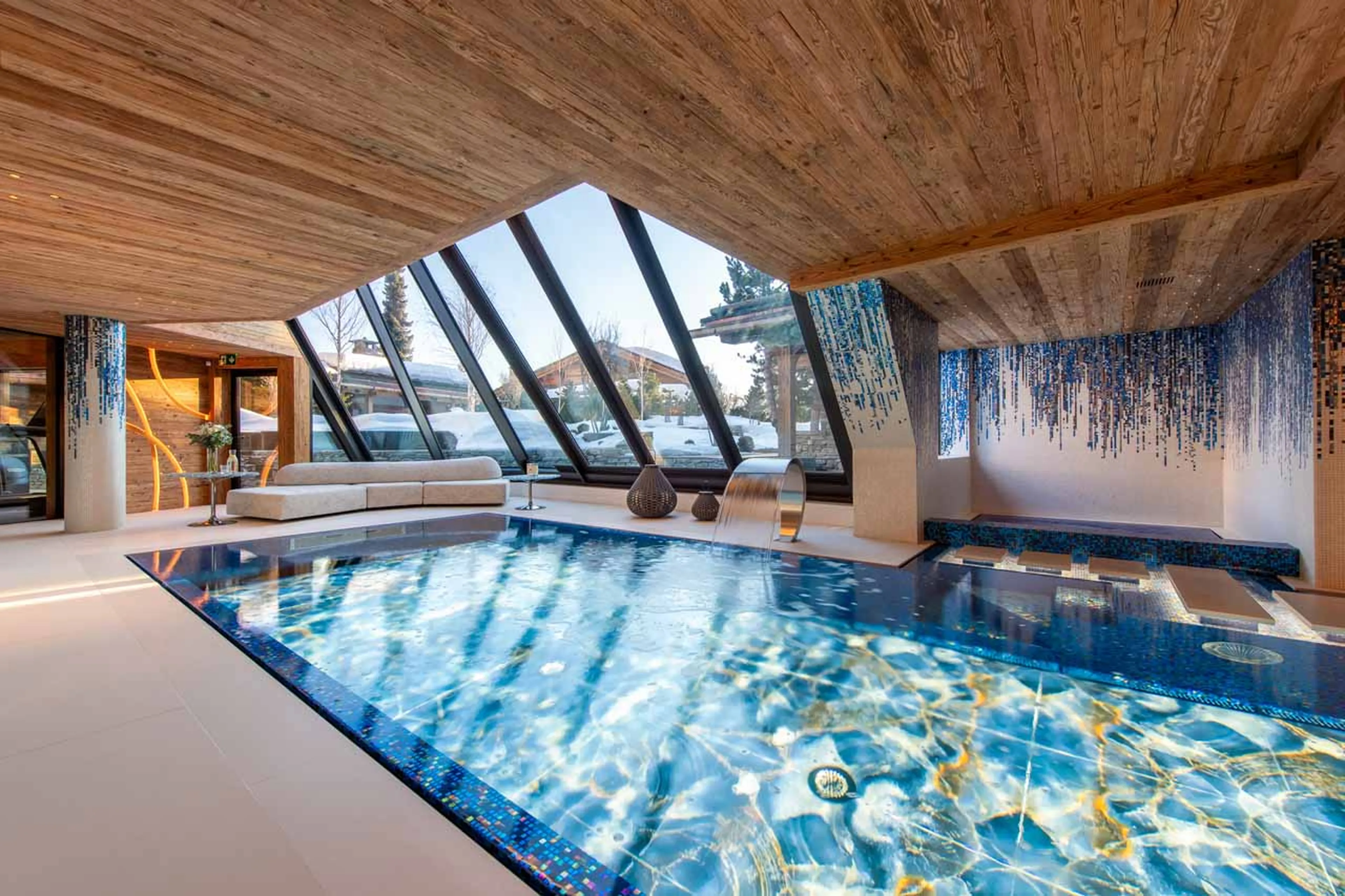 Pool and jacuzzi of Chalet Makini in Verbier