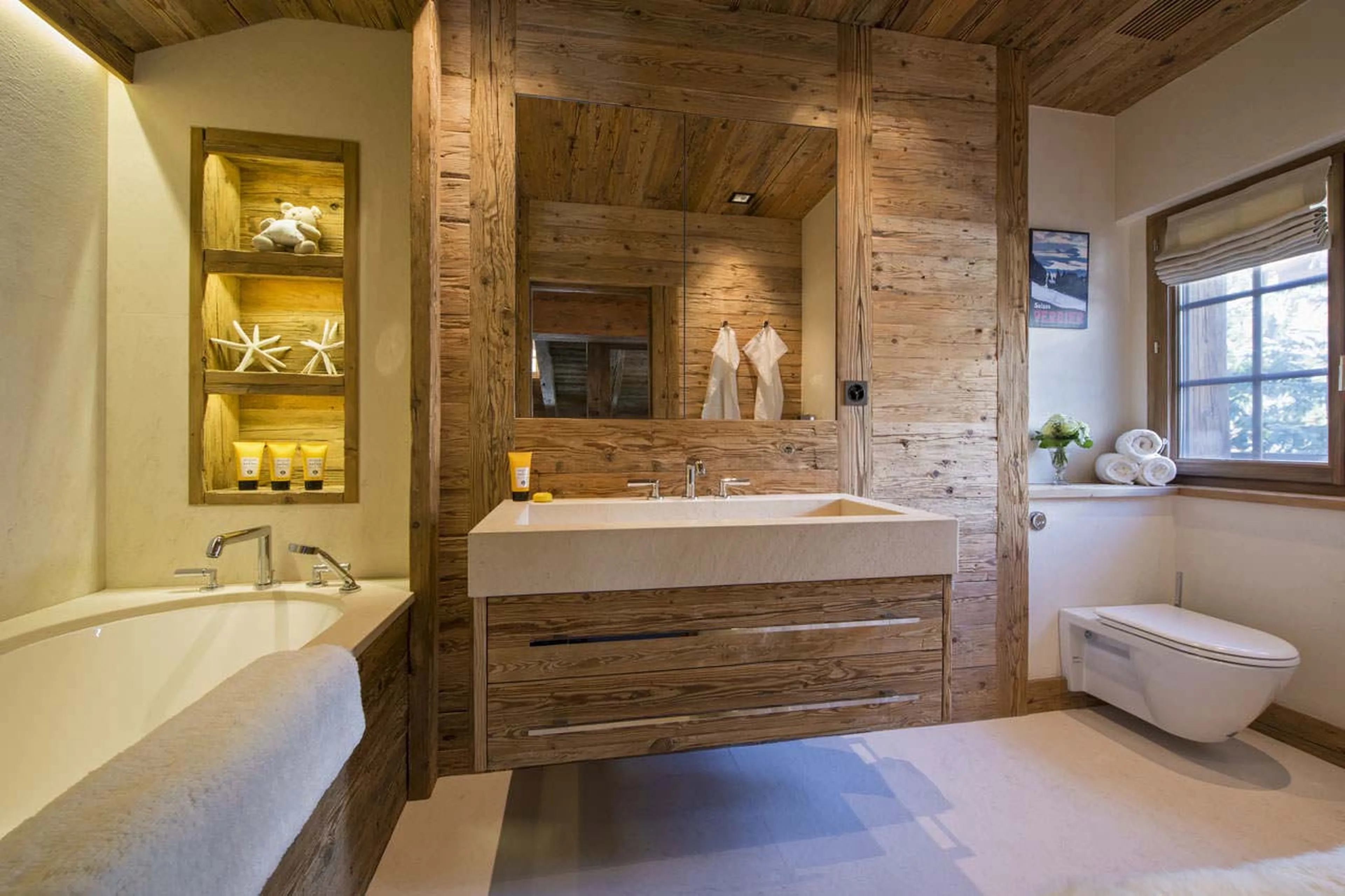 En-suite bathroom with bath tub at Chalet Makini in Verbier
