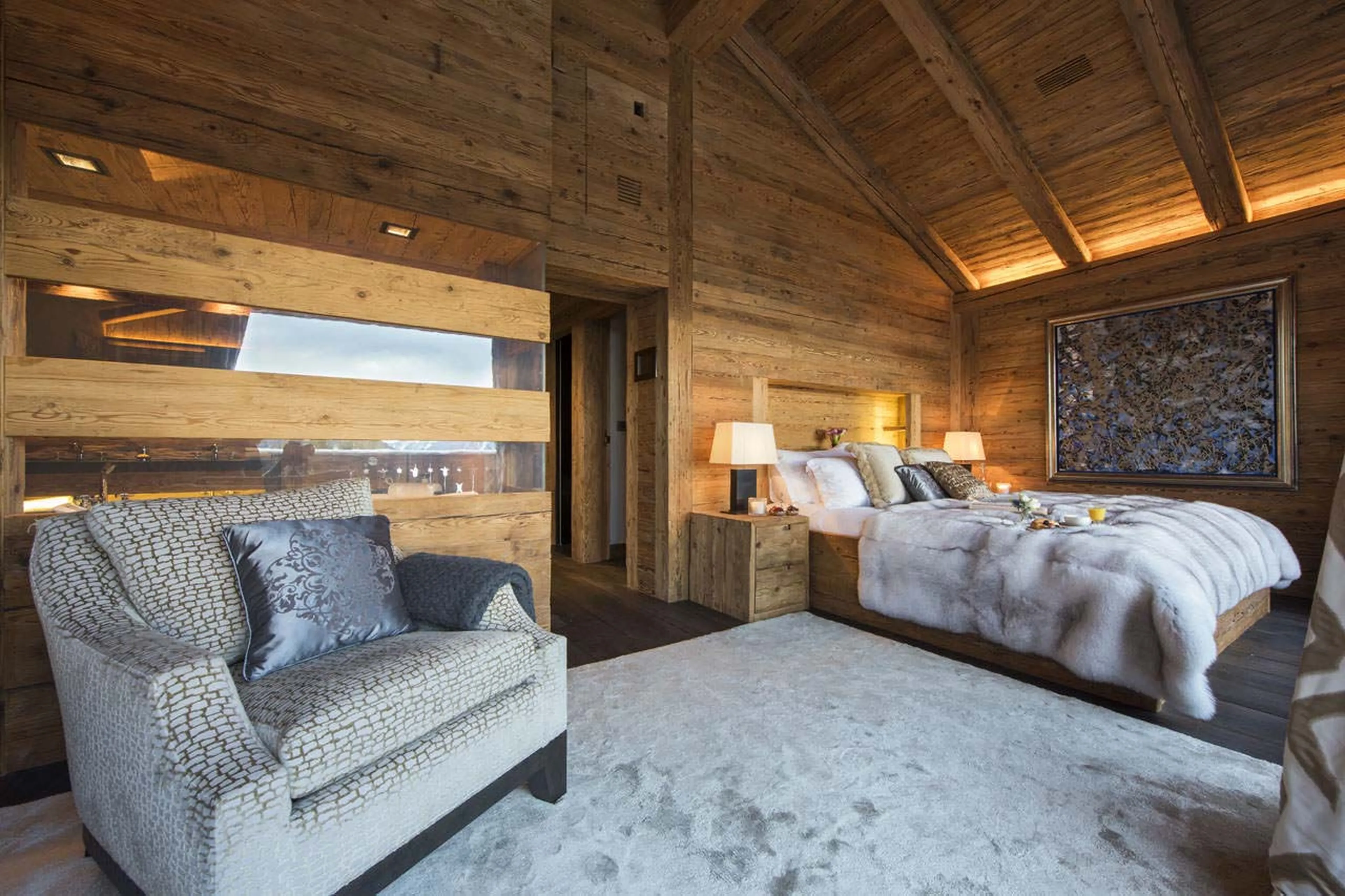 Master bedroom with lounge area at Chalet Makini in Verbier