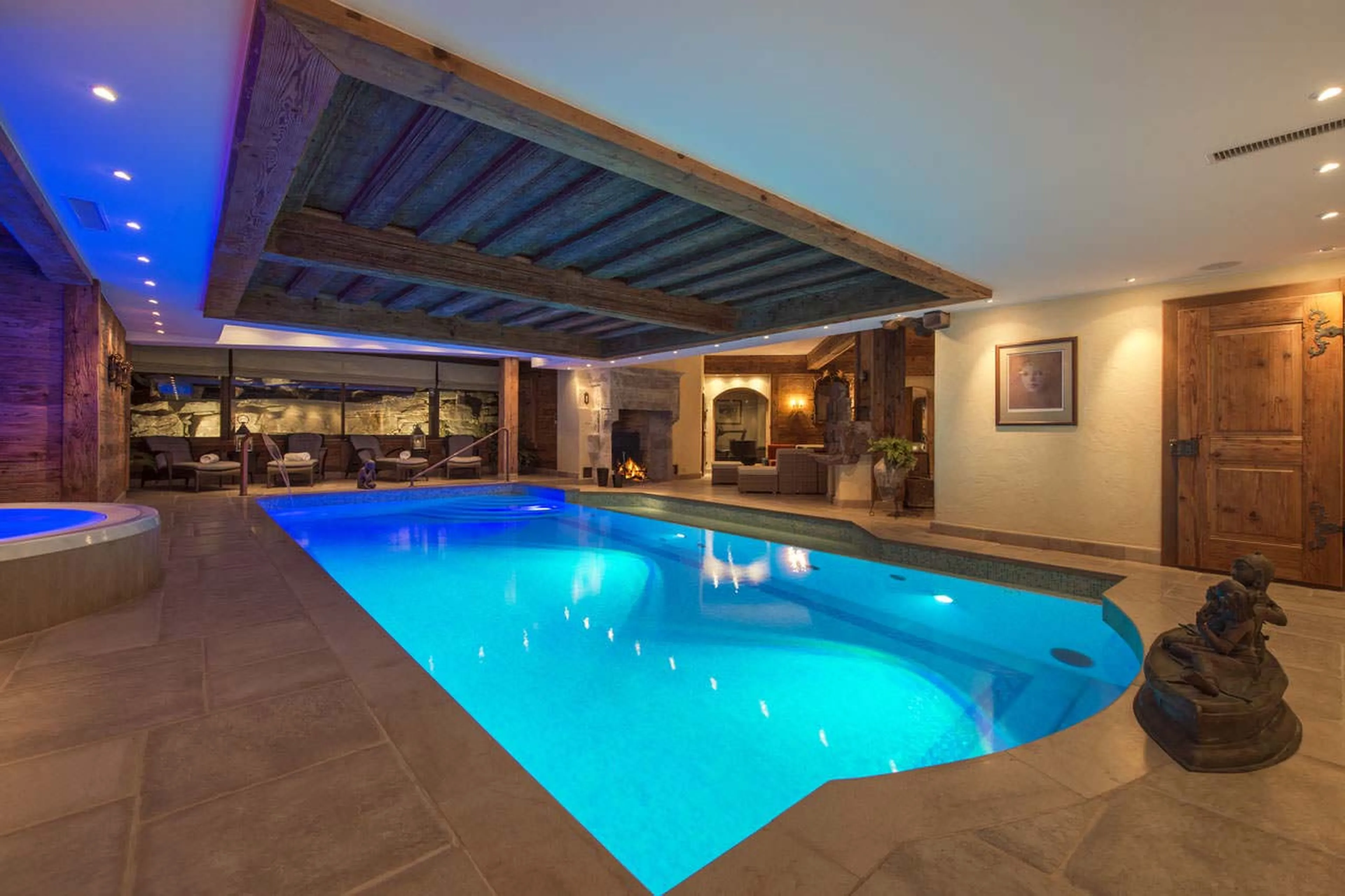 Swimming pool in spa of Chalet Makini in Verbier