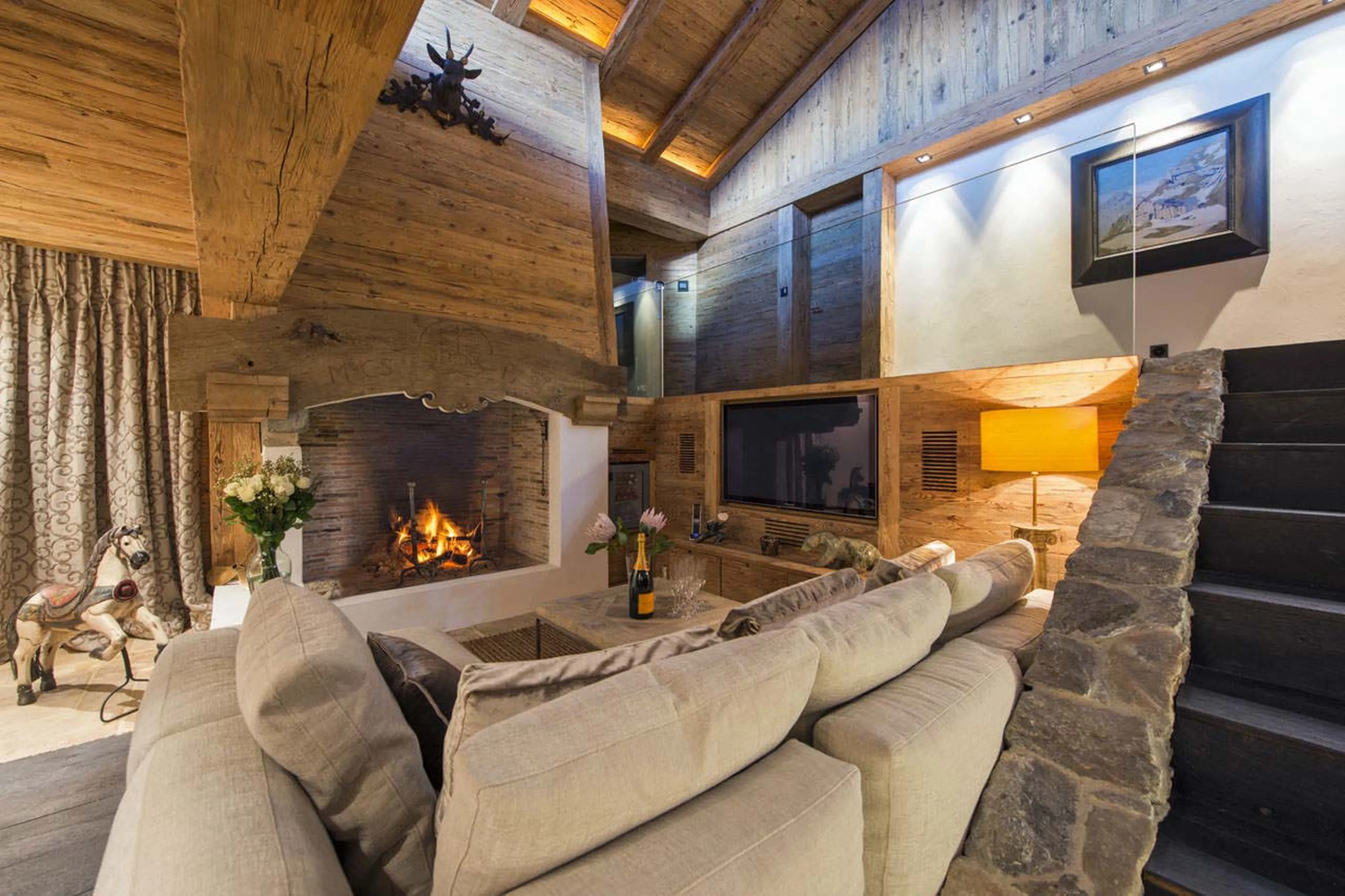 TV lounge in Chalet Makini in Verbier