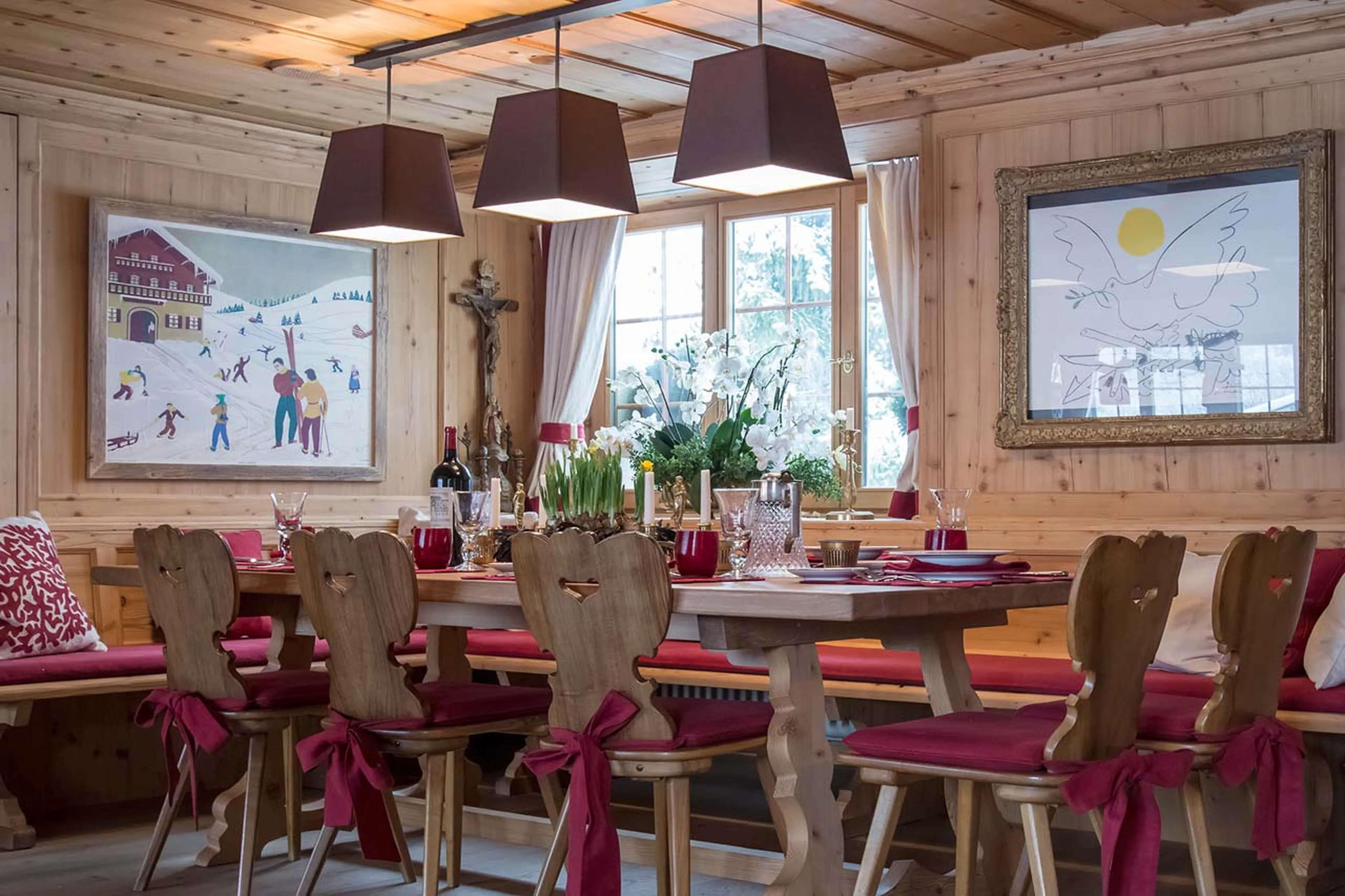 Dining table in Chalet Maldeghem in Klosters