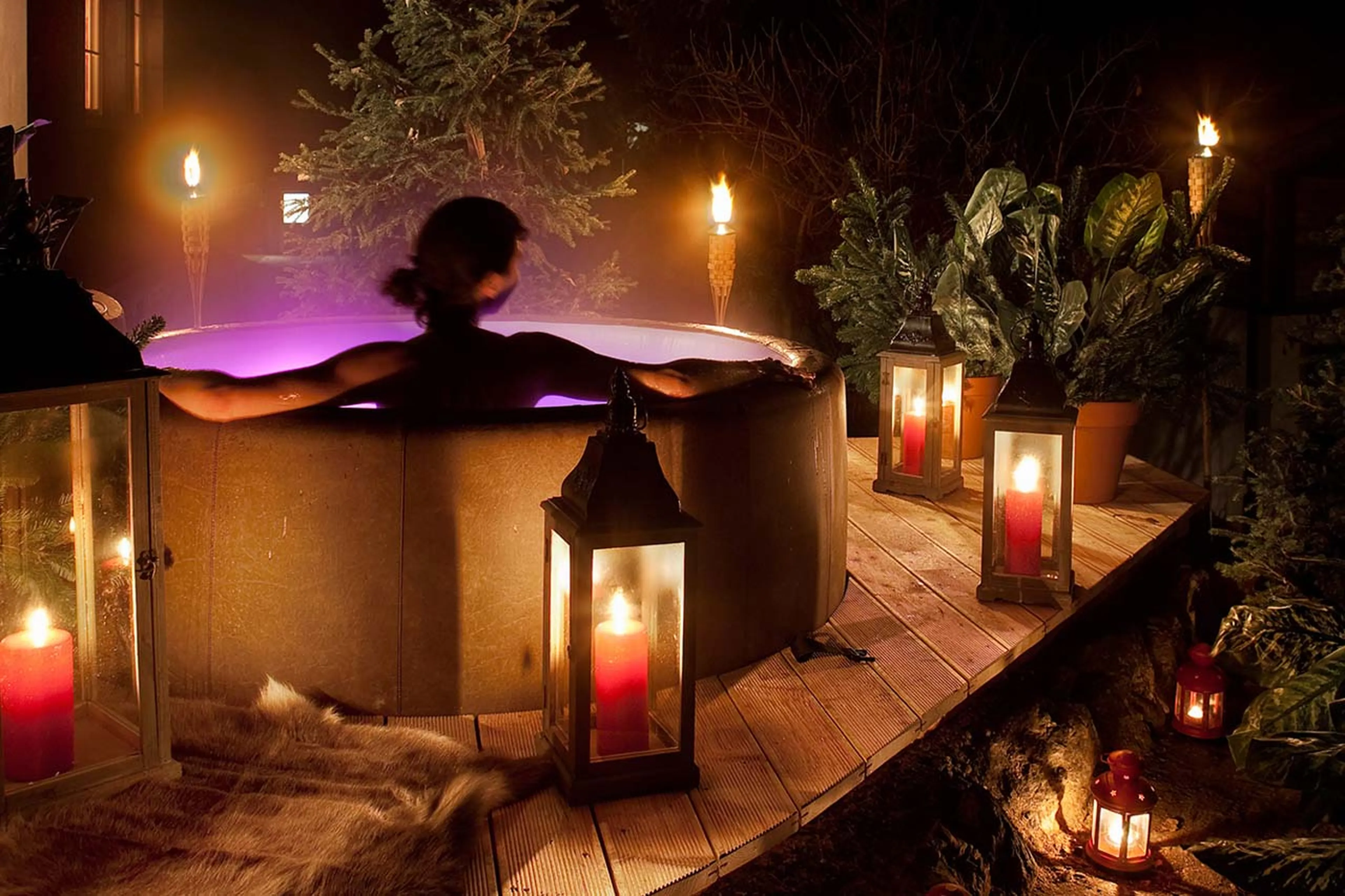 Outdoor hot tub at Chalet Maldeghem in Klosters