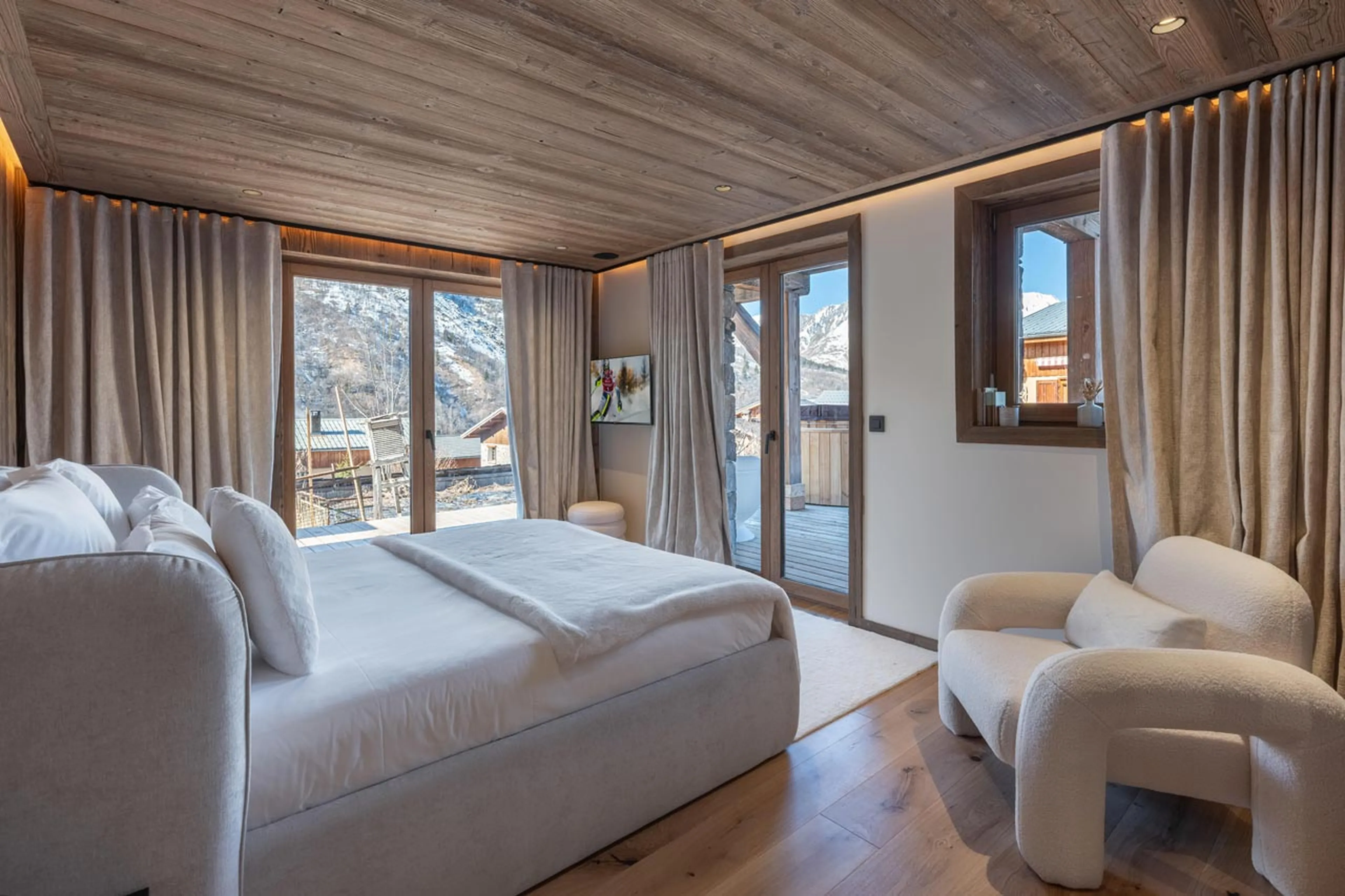Double bedroom with access to terrace in Chalet Marcel, St Martin de Belleville