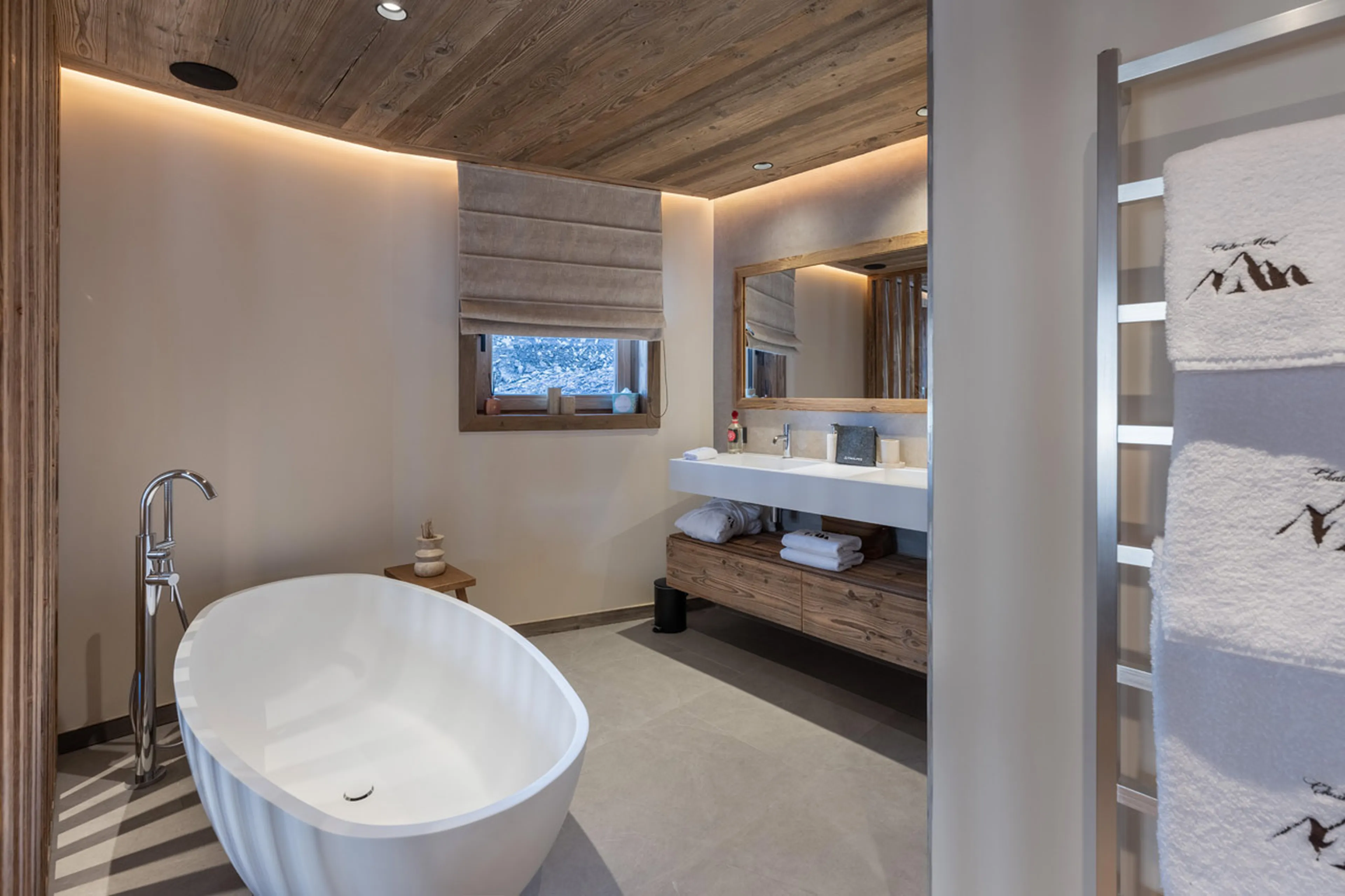Double basin, shower and bathtub in Chalet Marcel, St Martin de Belleville