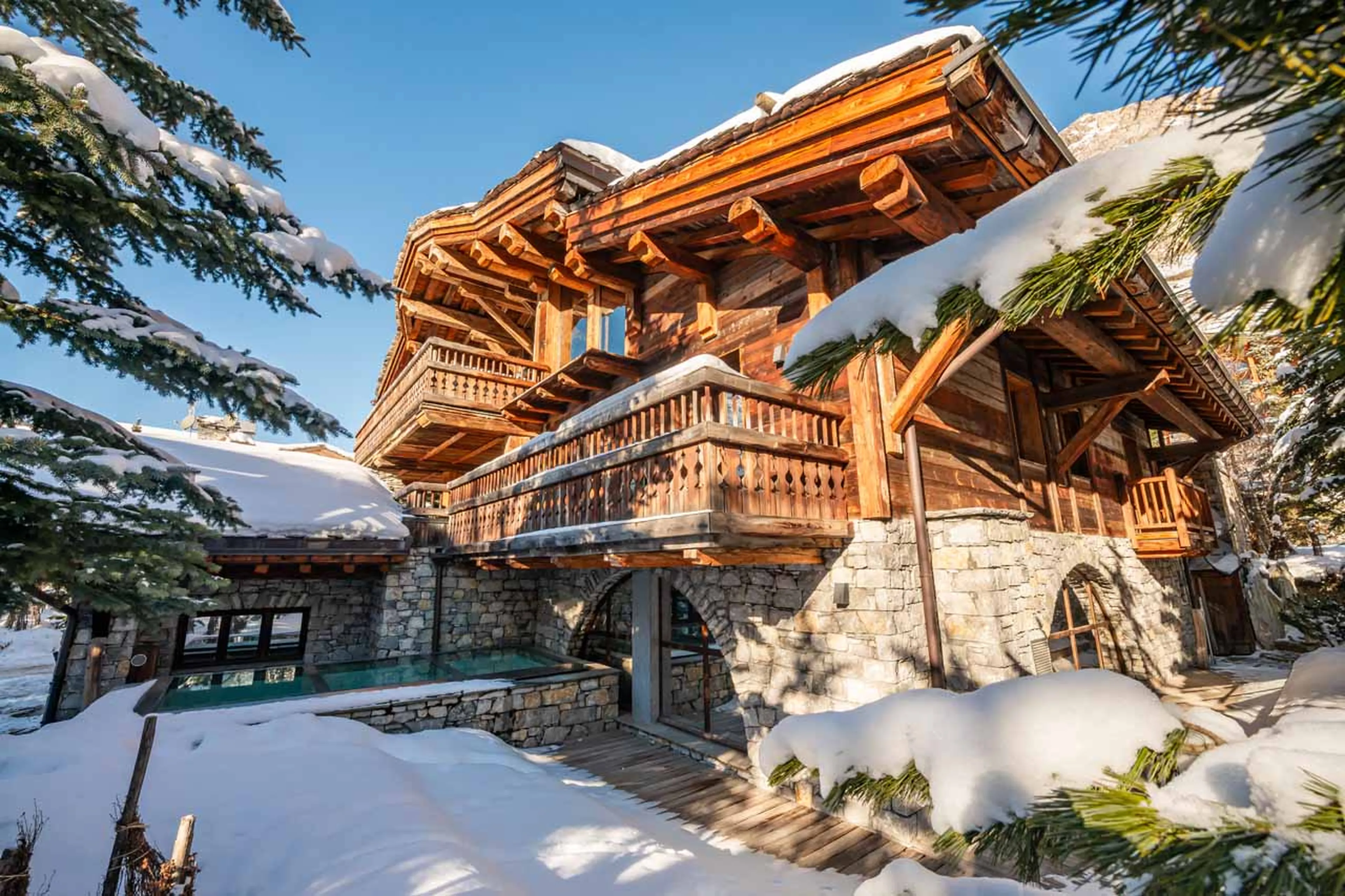 With panoramic views over the mountains and in the centre of Val d’ Isere, you will find Chalet Marc