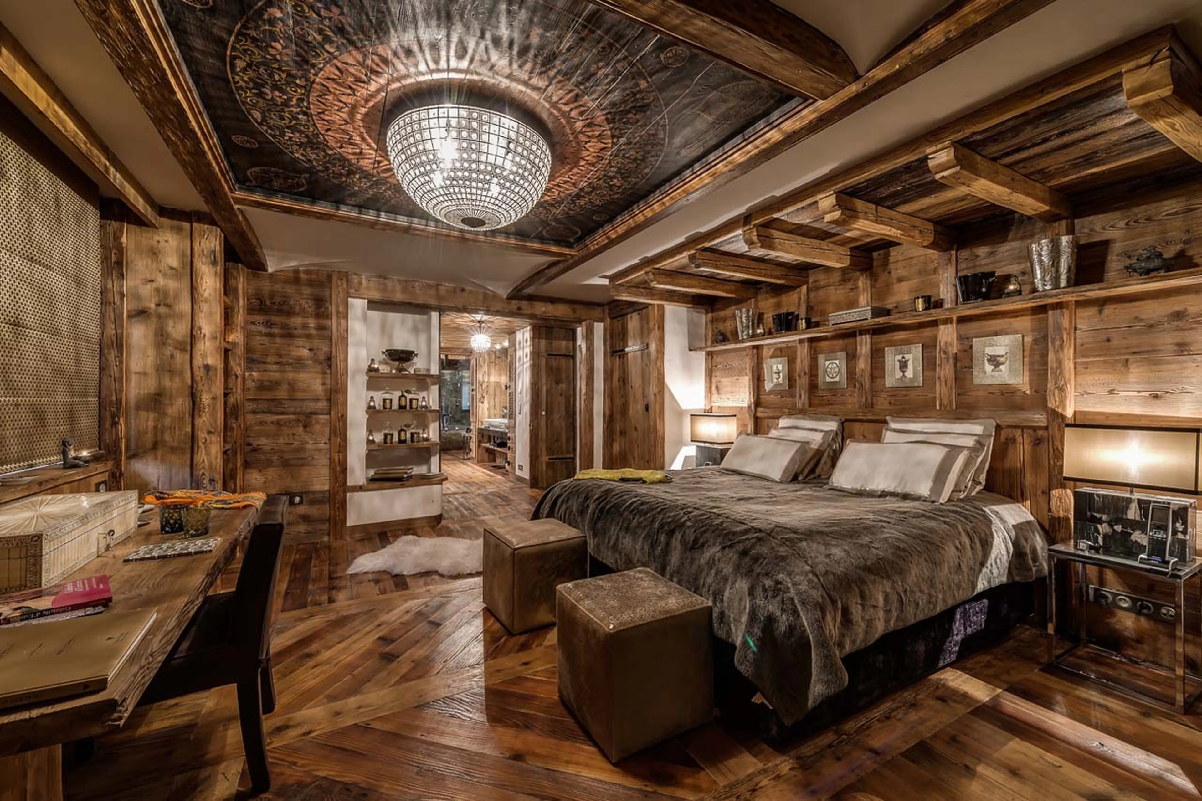 Master en suite bedroom with king size bed in Chalet Marco Polo in Val d’ Isere
